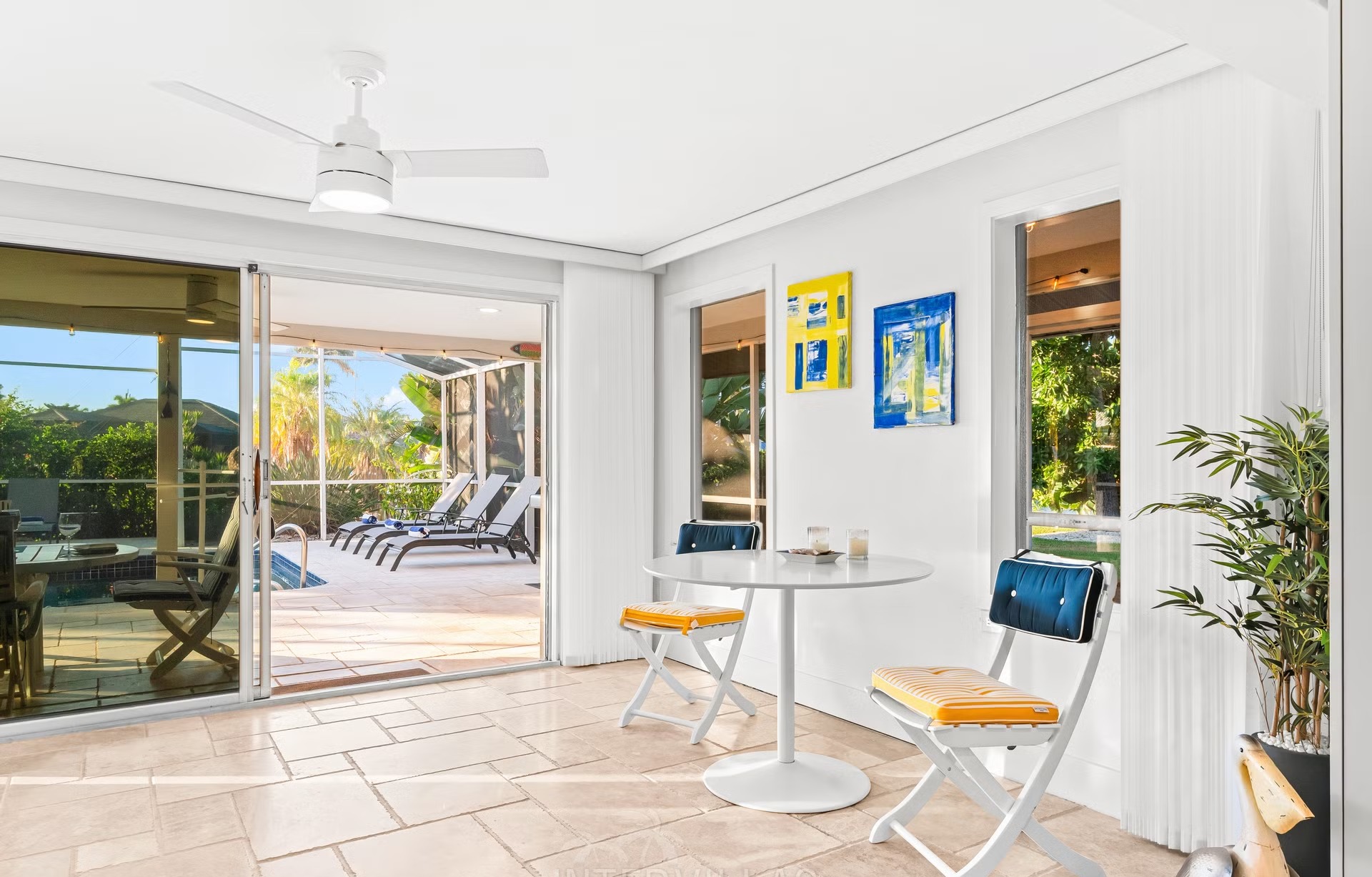 Bootsdock am Kanal mit Tiki Hut und Sitzbereich