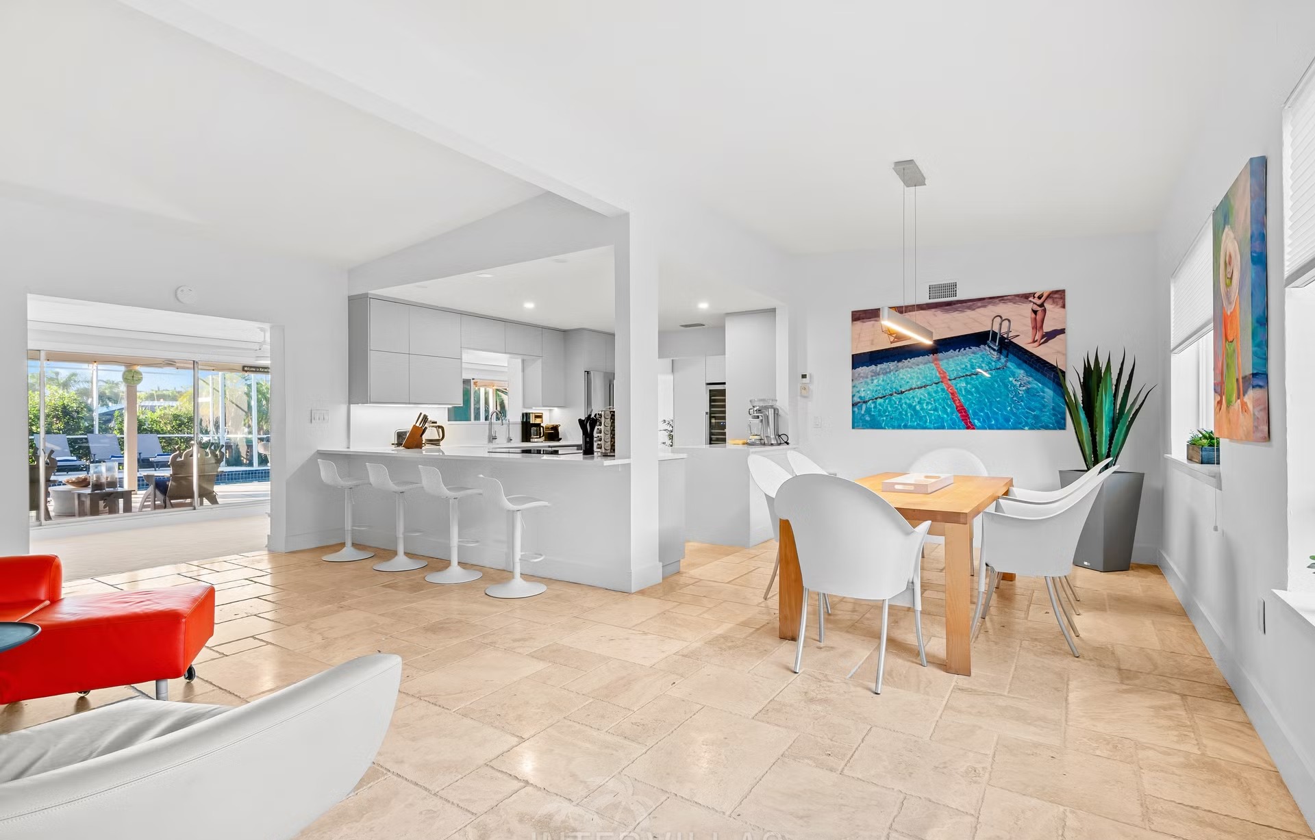 Bootsdock am Kanal mit Tiki-Hut und Sitzbereich.