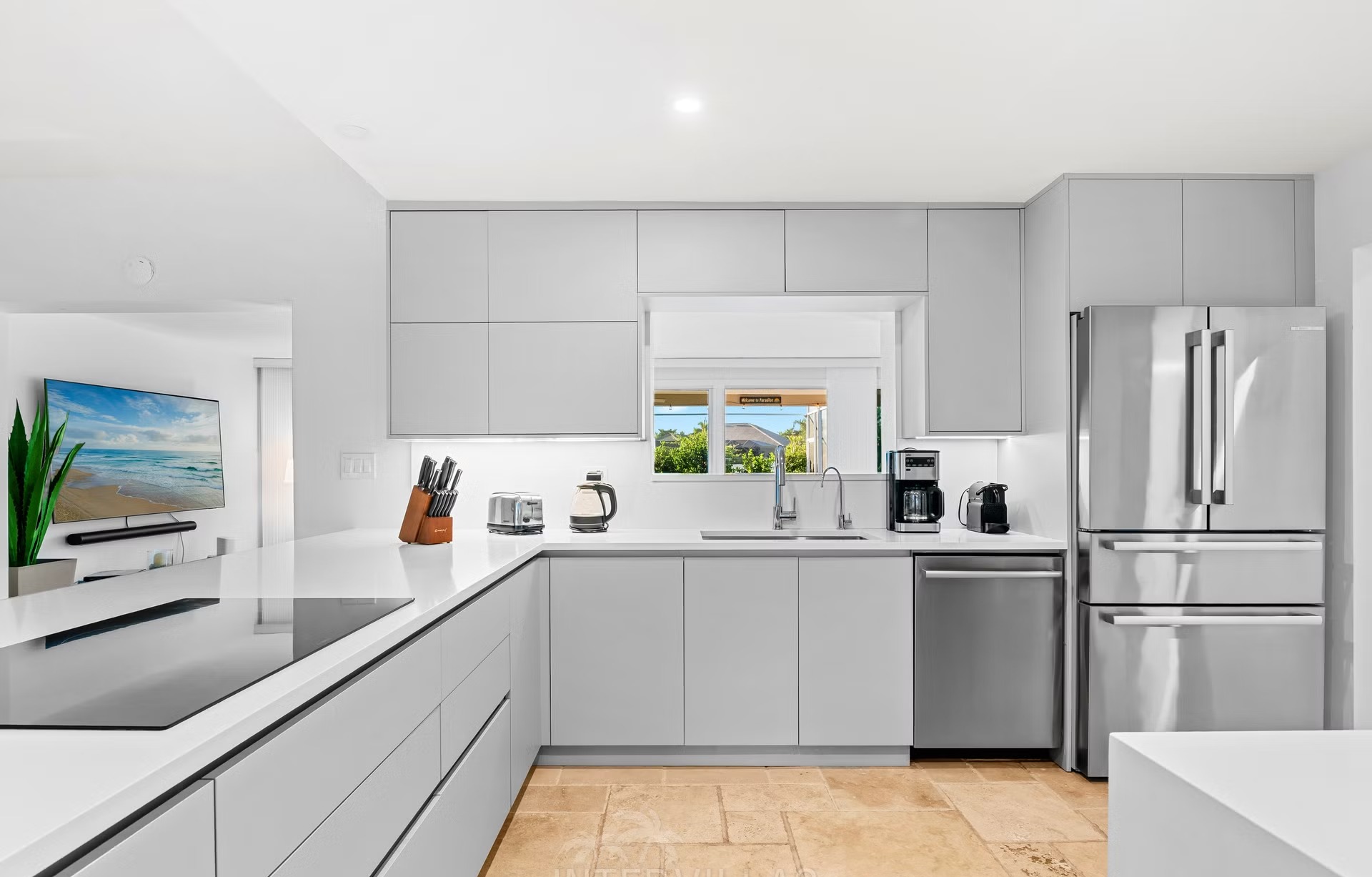 Privates Bootsdock am Kanal mit Tiki Hut und Sitzbereich.