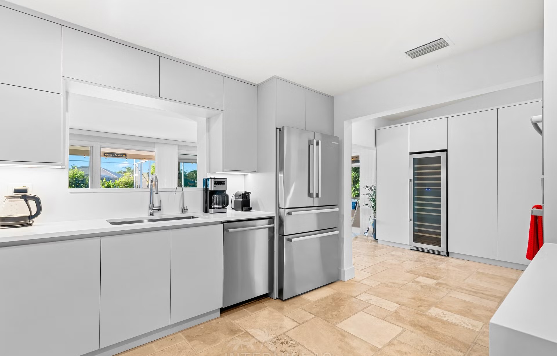 Bootsdock mit Tiki-Hut am Kanalufer