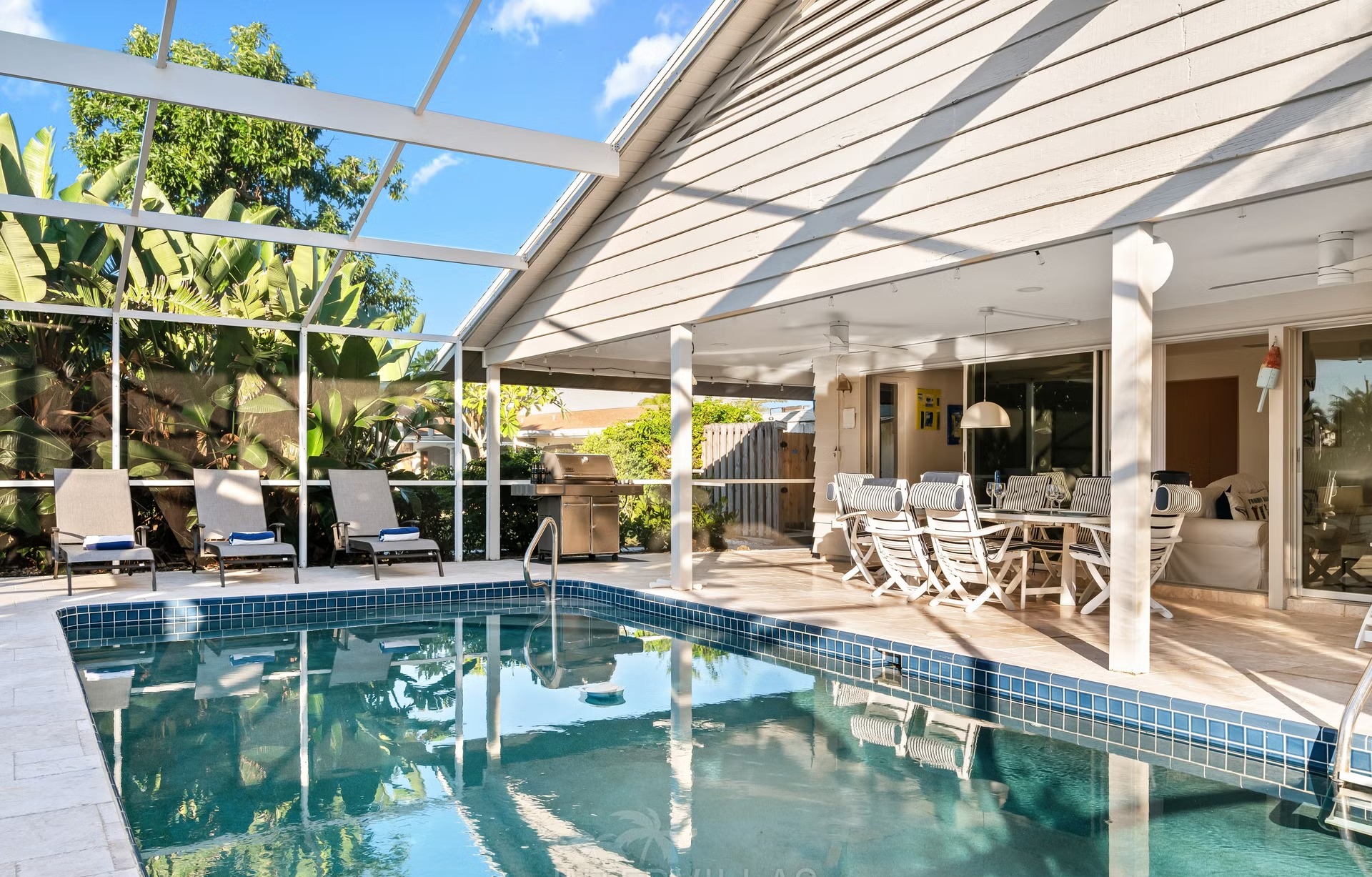 Bootsdock am Kanal mit Tiki Hut und Sitzbereich.