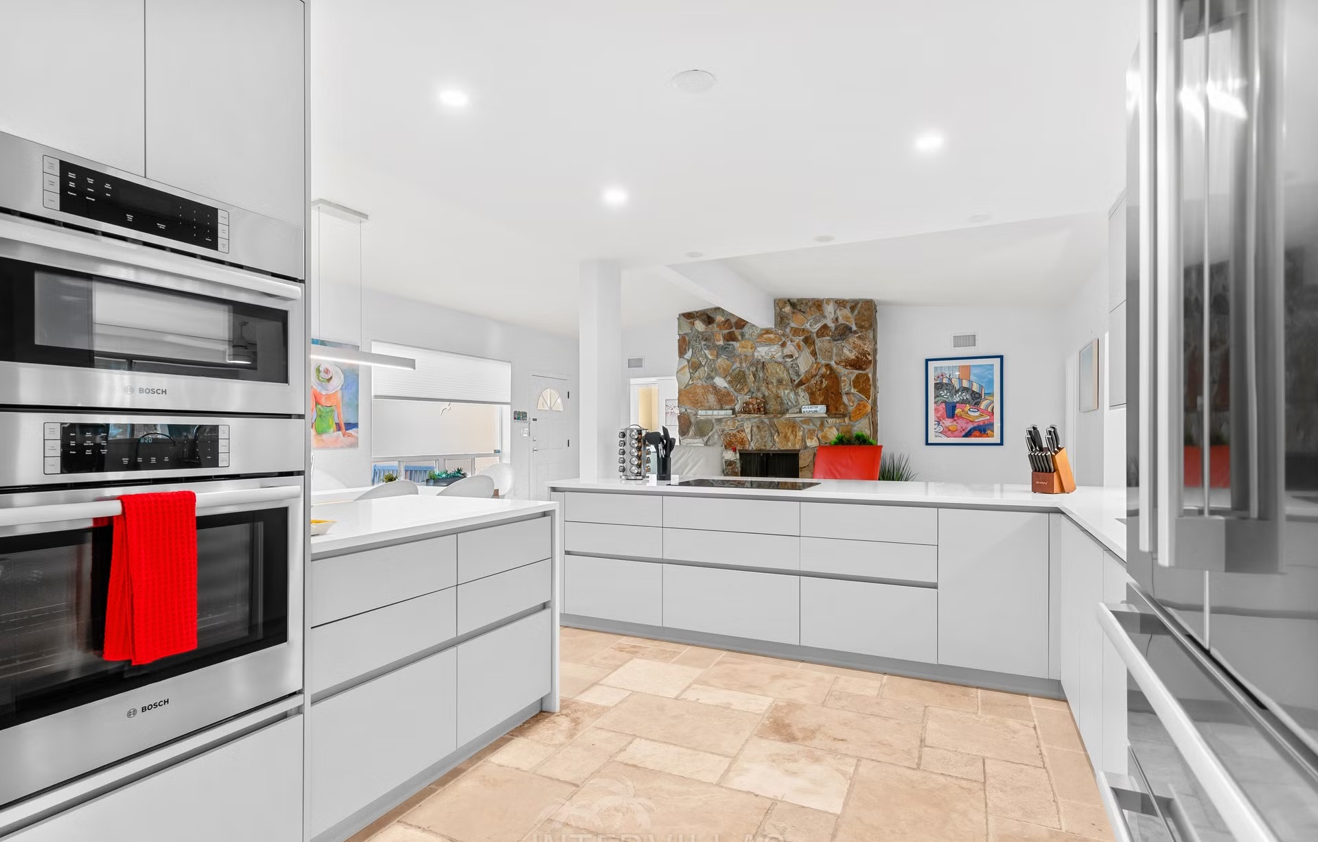 Bootsdock am Kanal mit Tiki Hut und Sitzbereich.