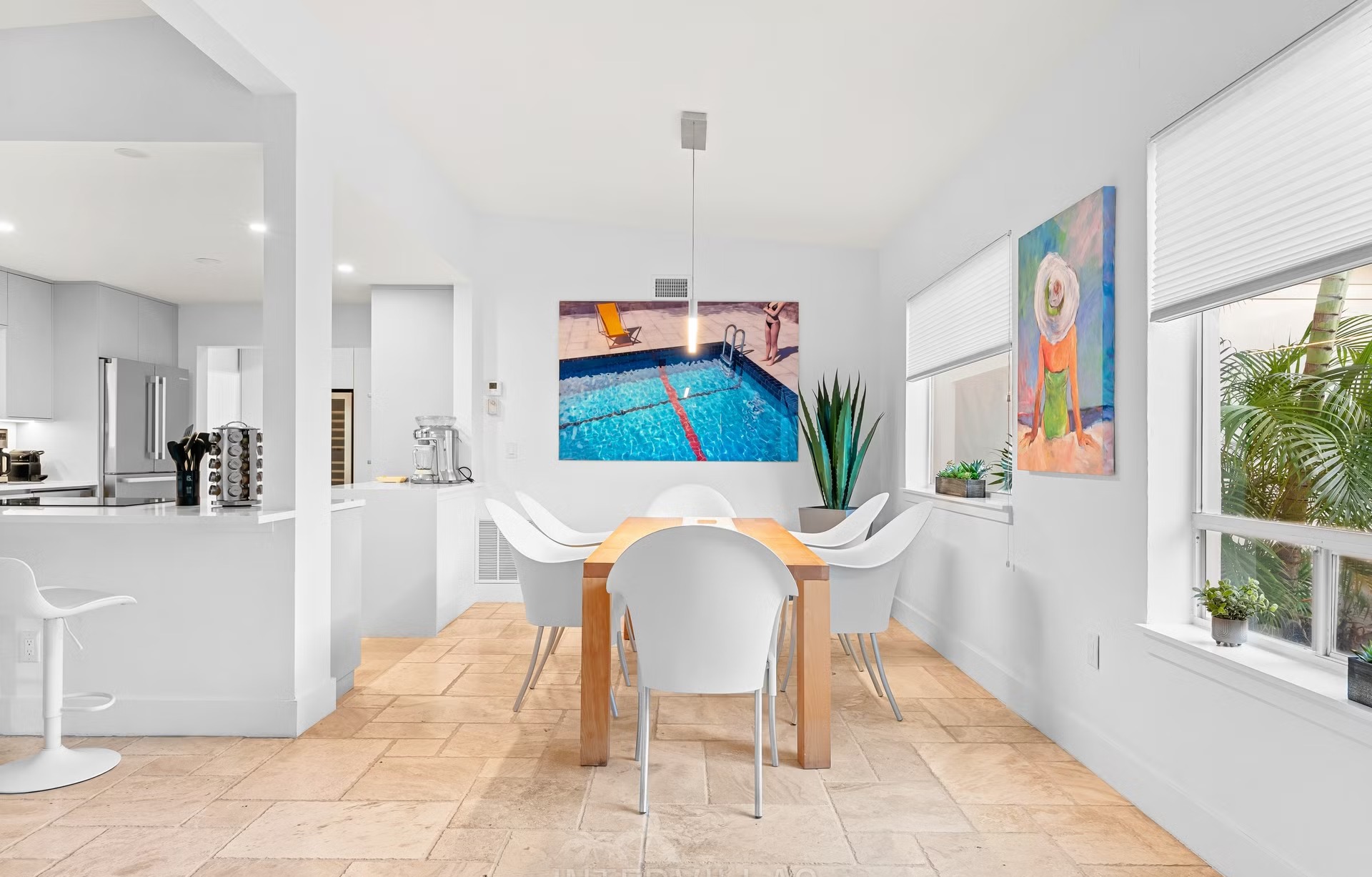 Bootsdock am Kanal mit Tiki Hut und Sitzbereich.