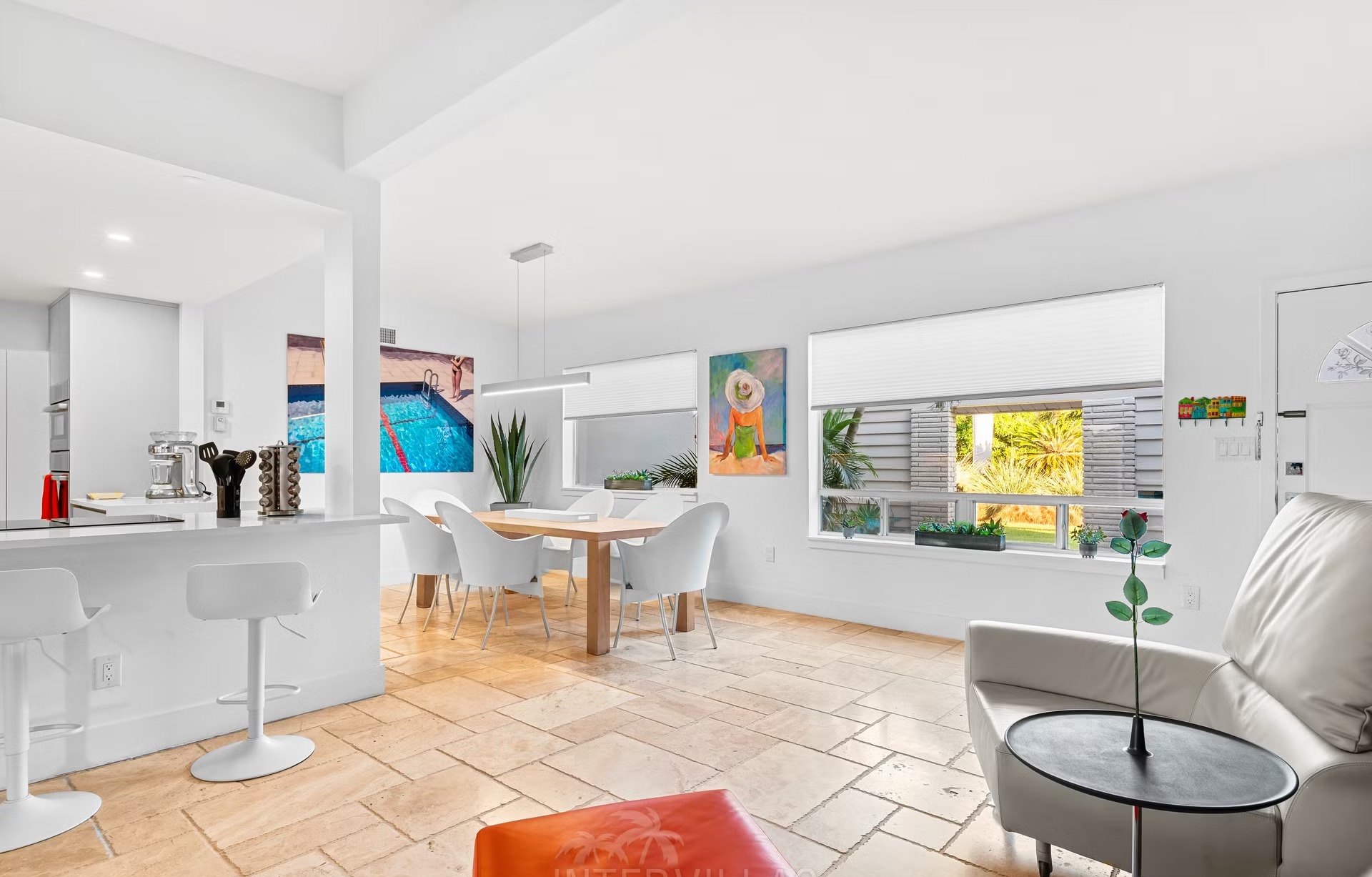 Privates Bootsdock am Kanal mit Tiki Hut und Sitzbereich.