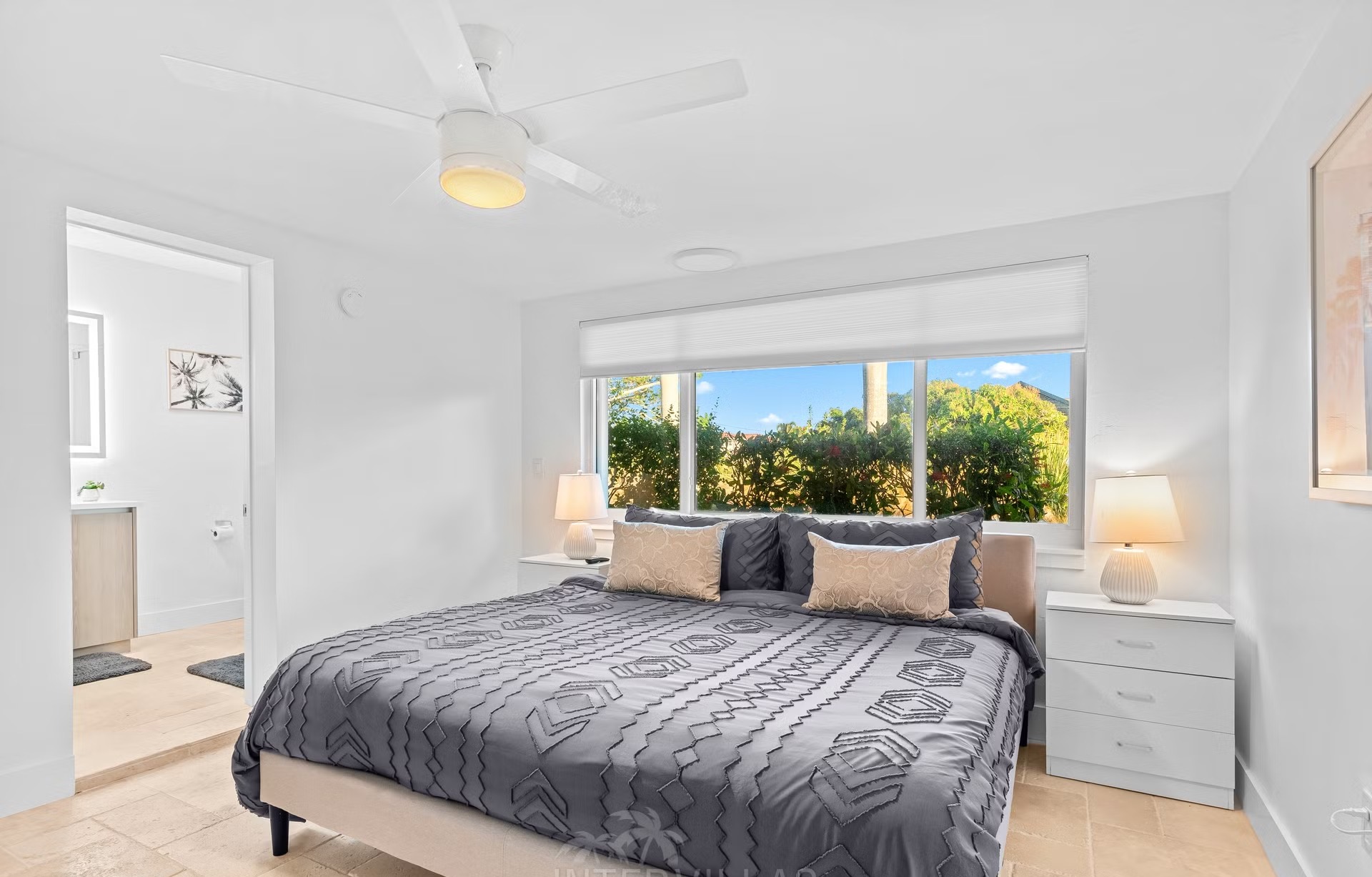 Privates Bootsdock am Kanal mit Tiki Hut und Sitzbereich.