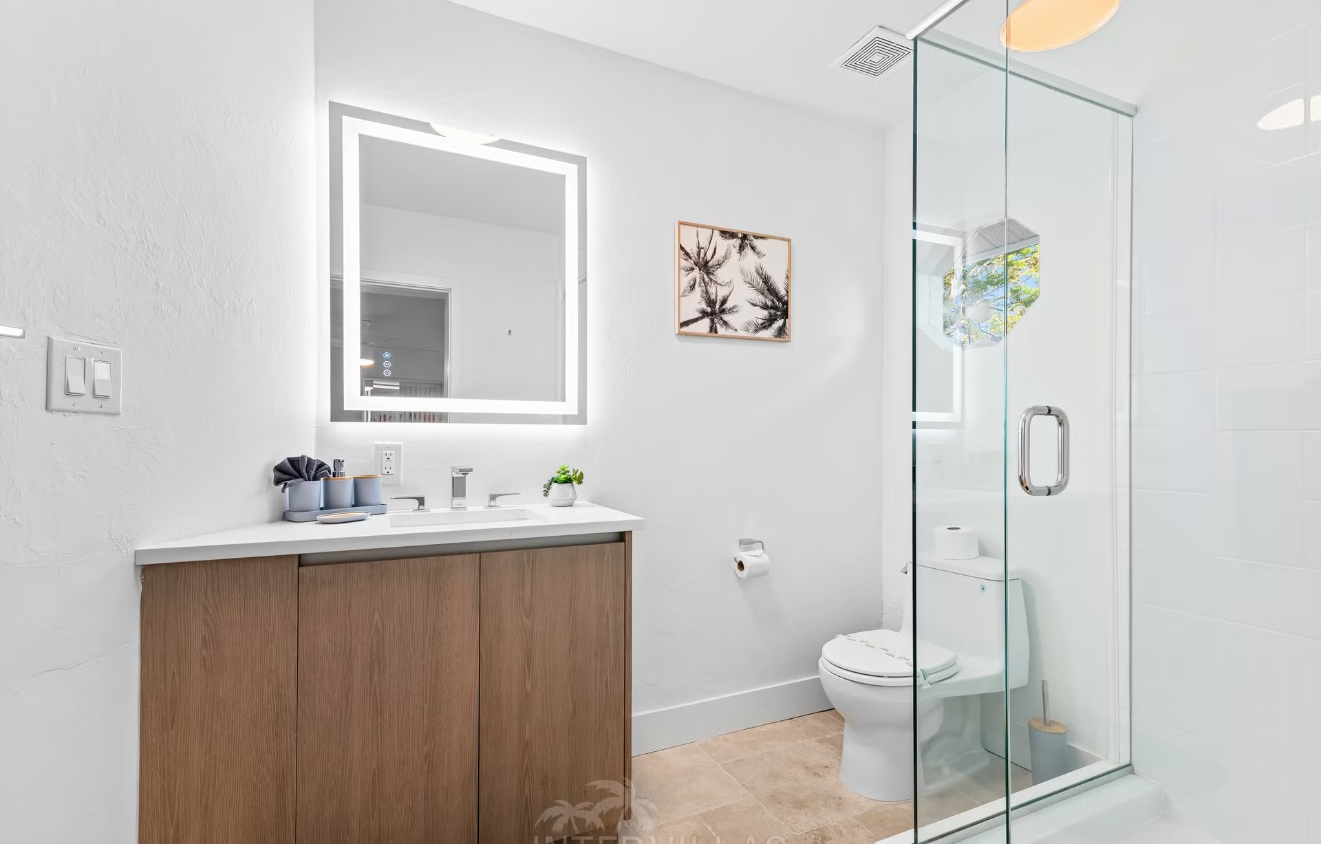 Bootsdock am Kanal mit Tiki-Hut und Sitzbereich.