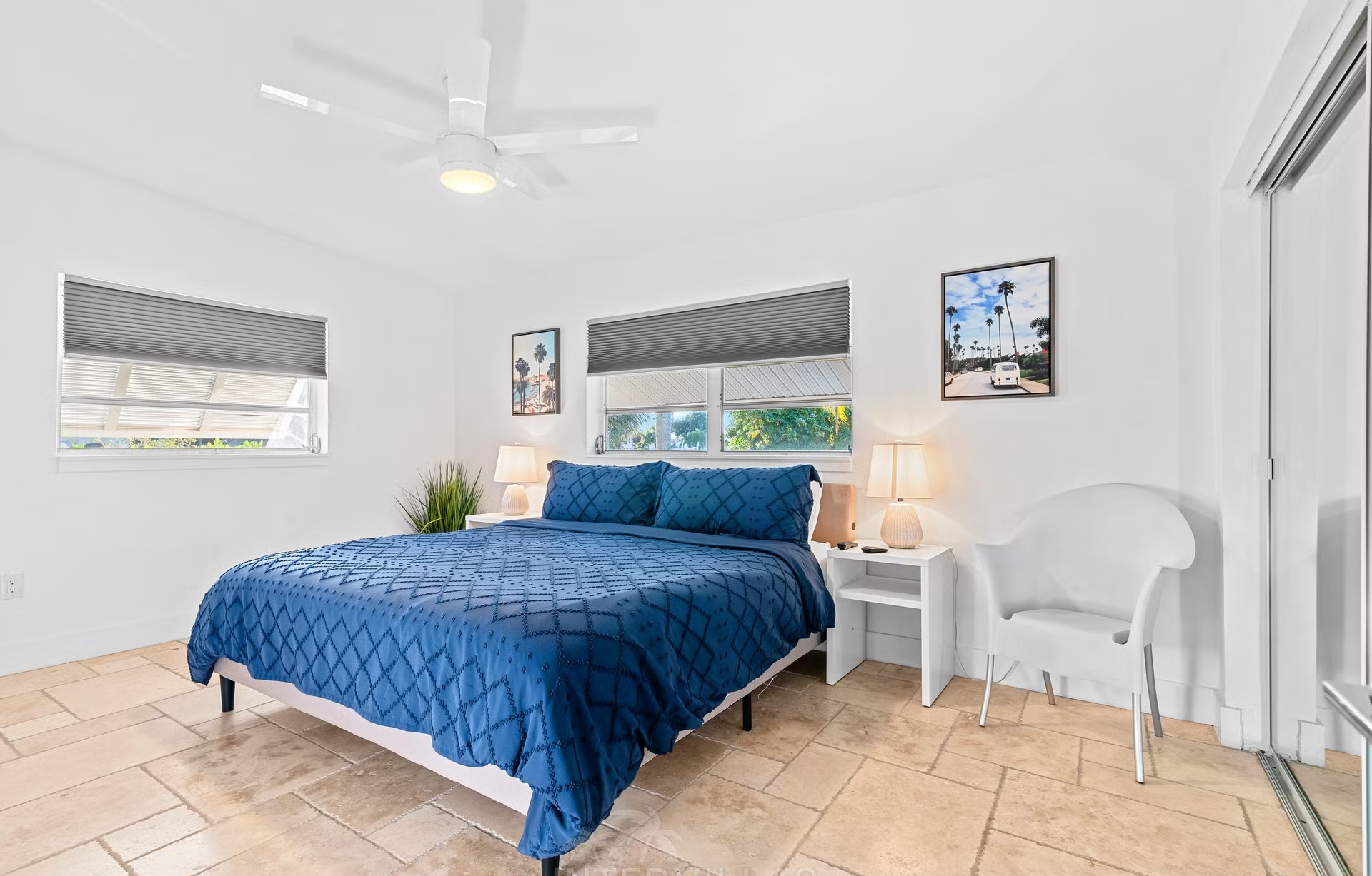 Bootsdock am Kanal mit Tiki Hut und Sitzbereich.