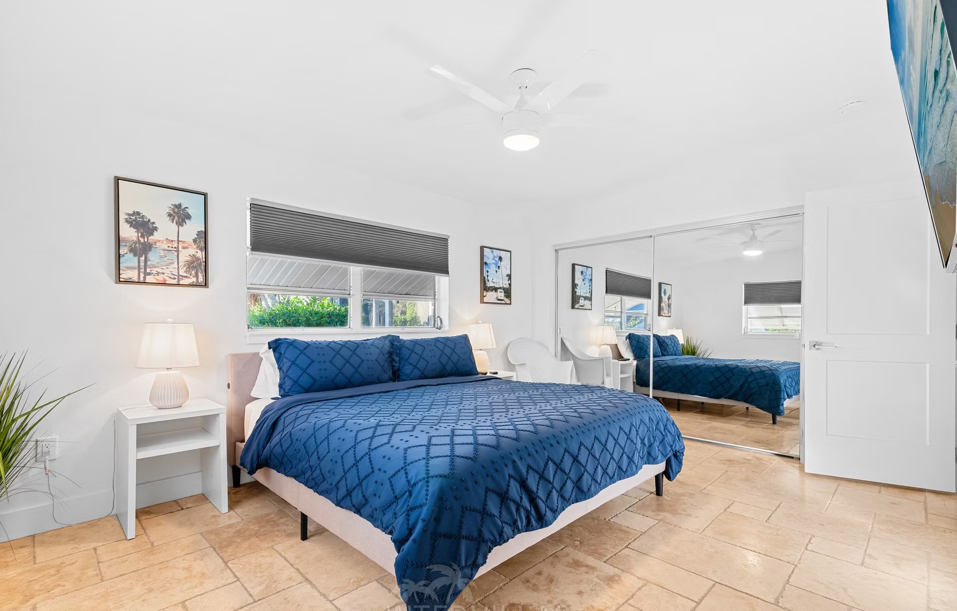 Bootsdock am Kanal mit Tiki Hut und Sitzbereich.