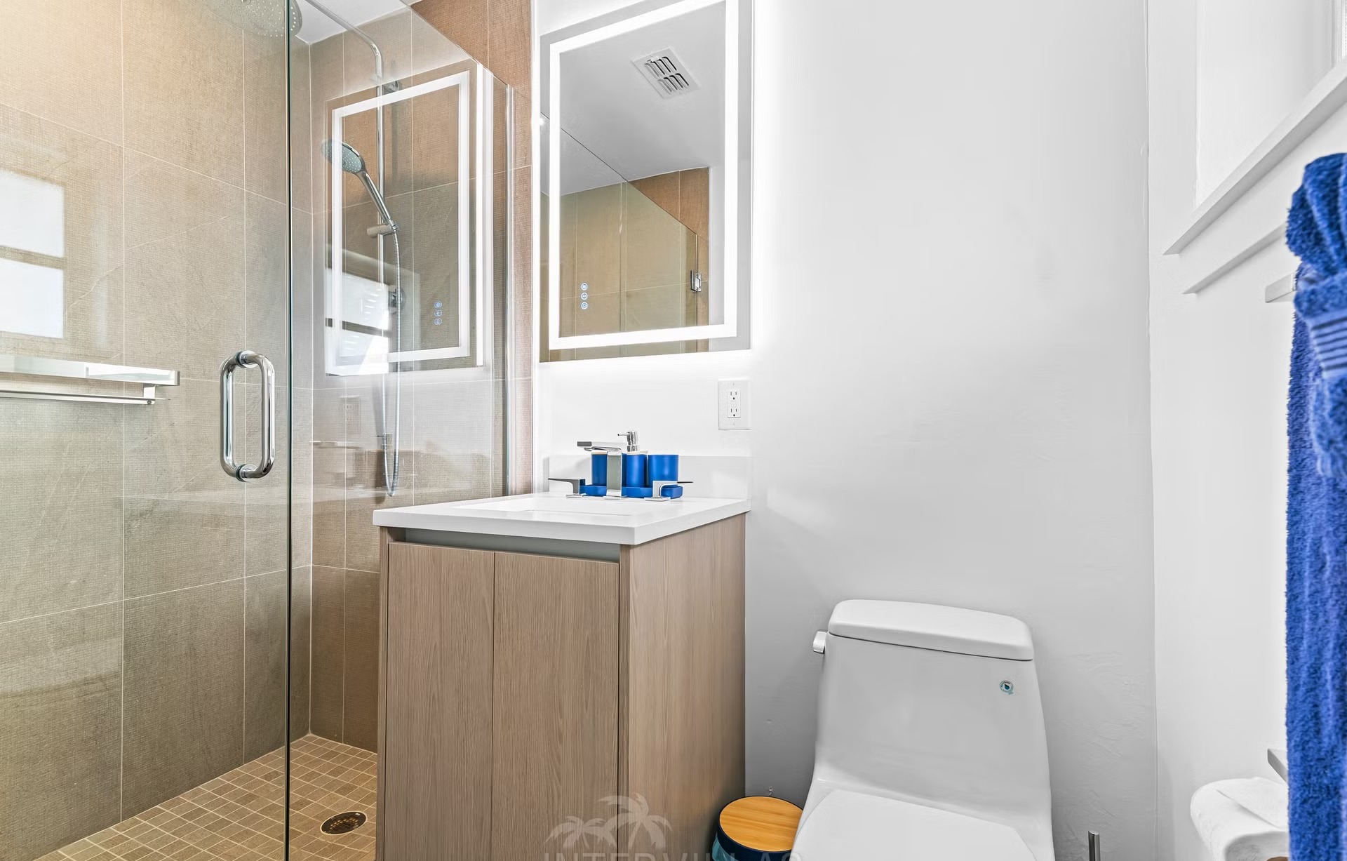 Privates Bootsdock am Kanal mit Tiki-Hut und Sitzbereich.