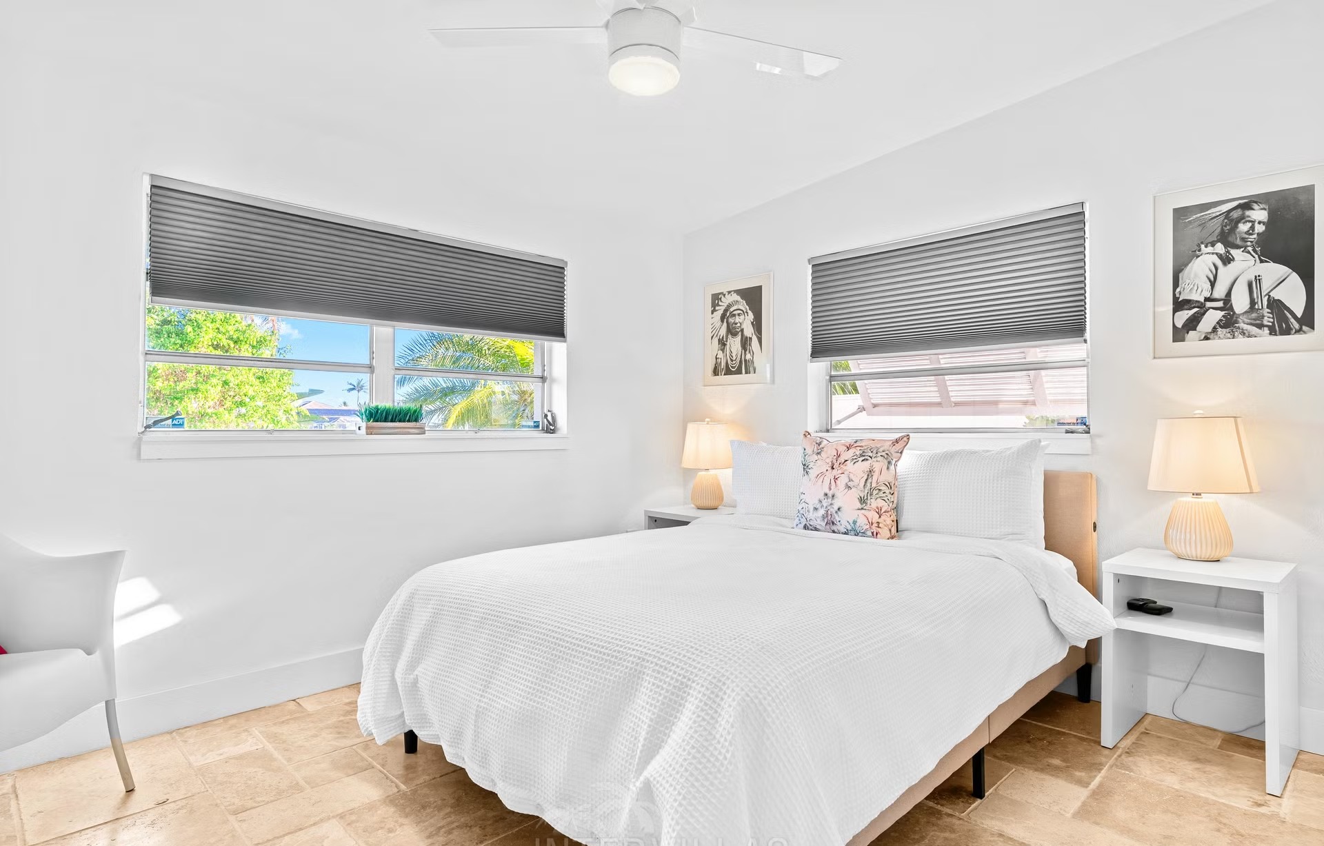 Privates Bootsdock am Kanal mit Tiki-Hut und Sitzbereich.