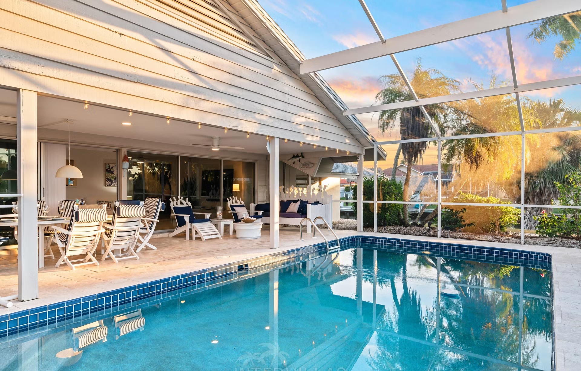 Bootsdock am Kanal mit Tiki Hut und Blick auf den Pool.