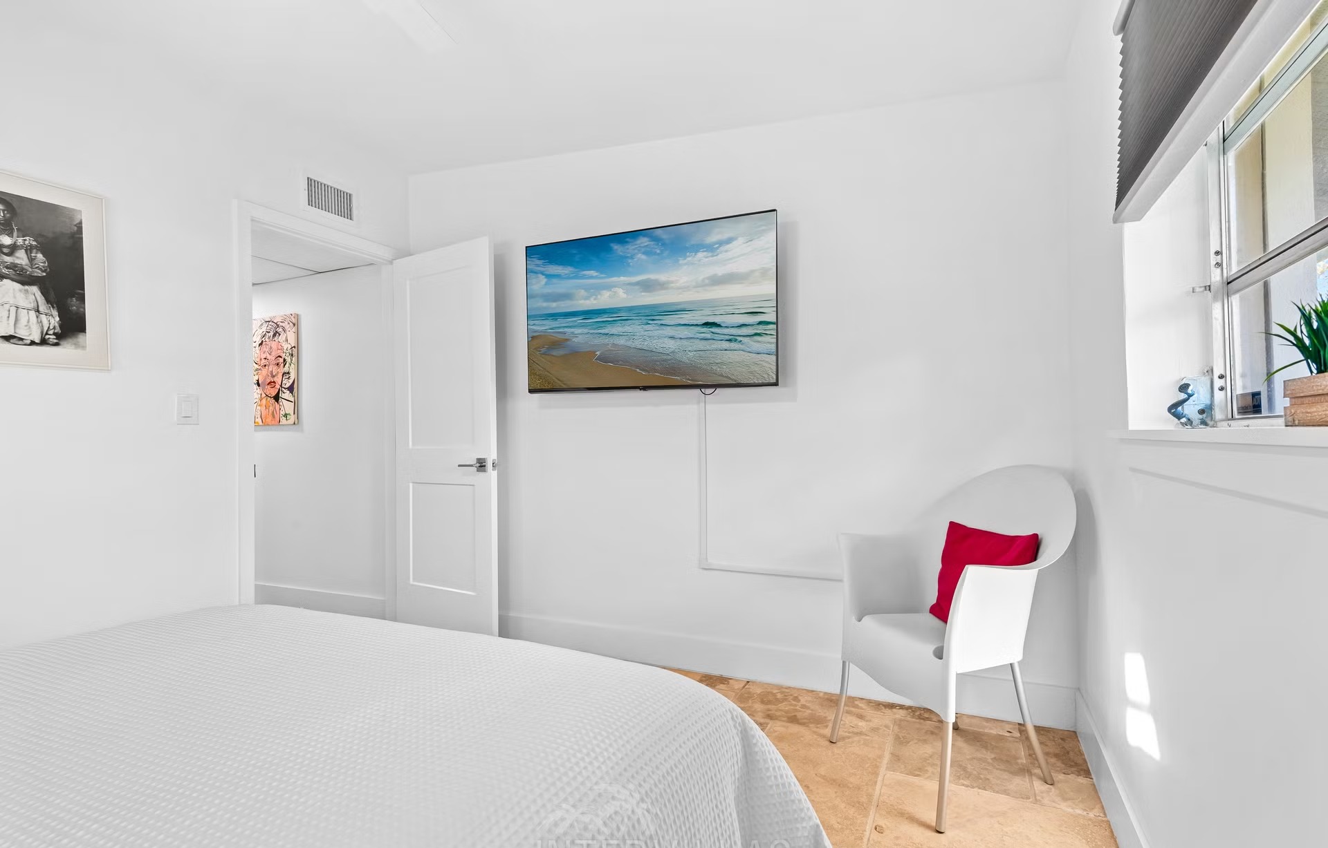 Privates Bootsdock am Kanal mit Tiki-Hut und Sitzbereich.