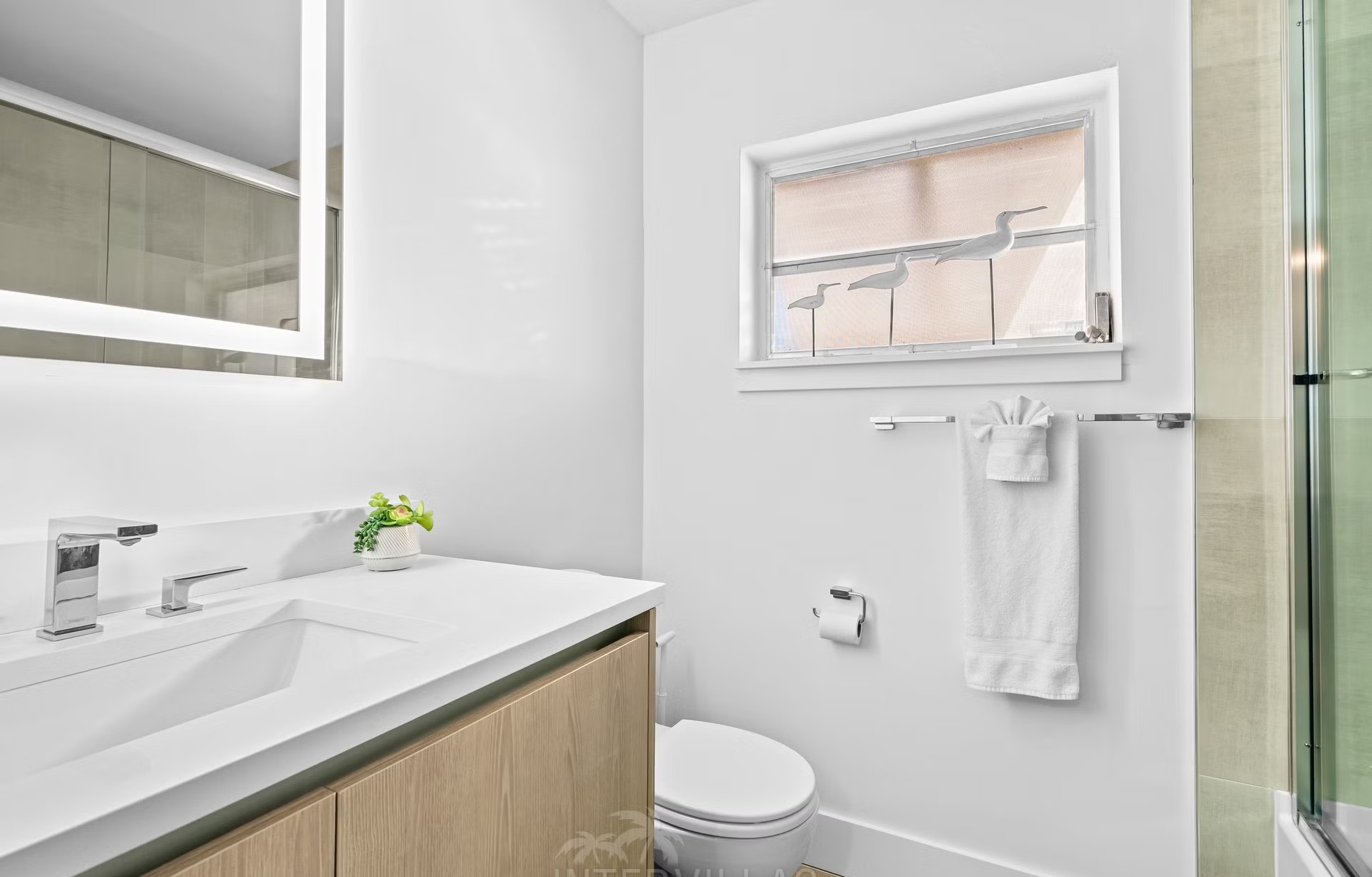 Bootsdock am Kanal mit Tiki Hut und Sitzbereich.