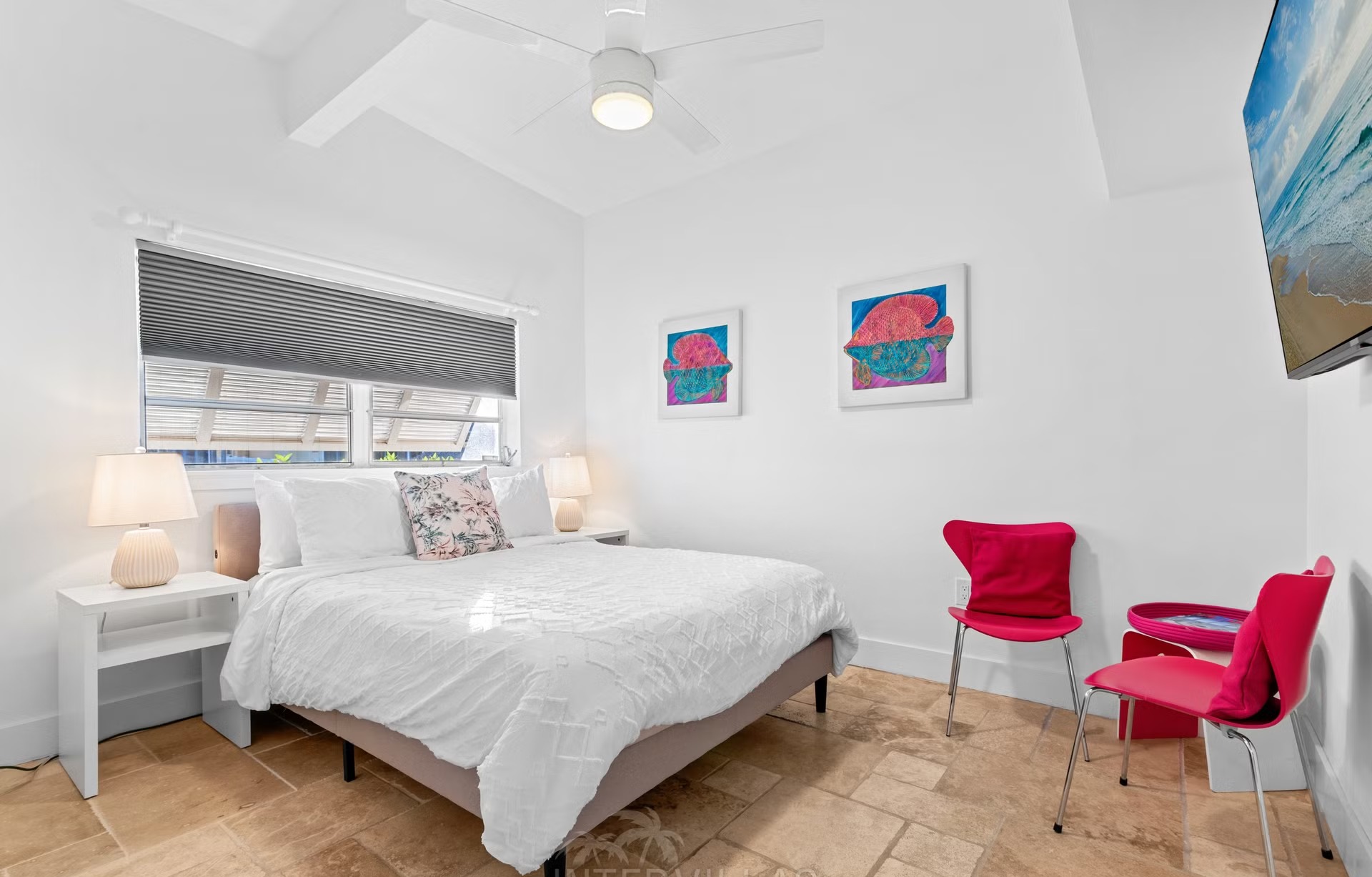 Bootsdock am Kanal mit Tiki Hut und Sitzbereich.