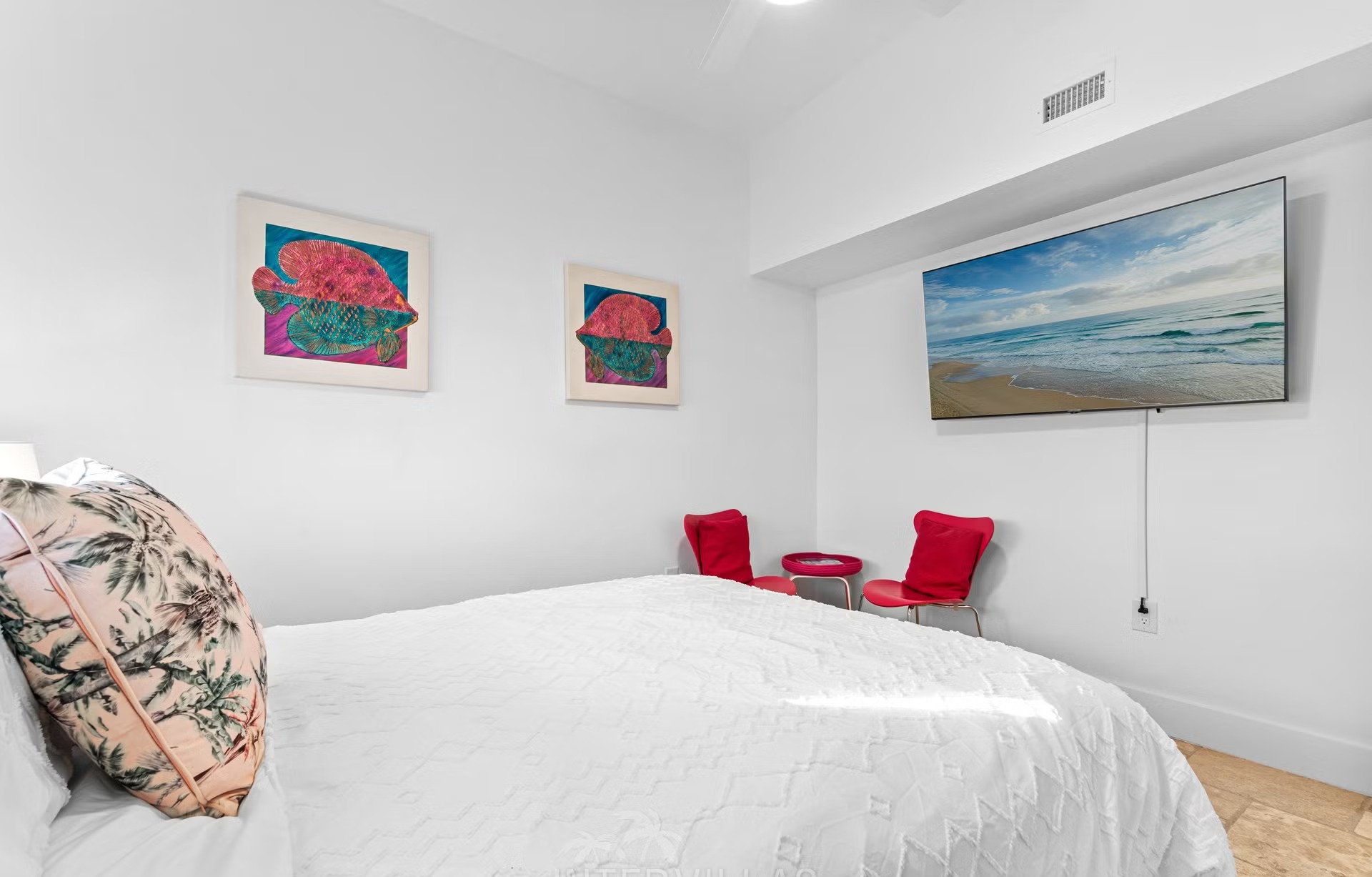 Bootsdock am Kanal mit Tiki-Hut und Sitzbereich.