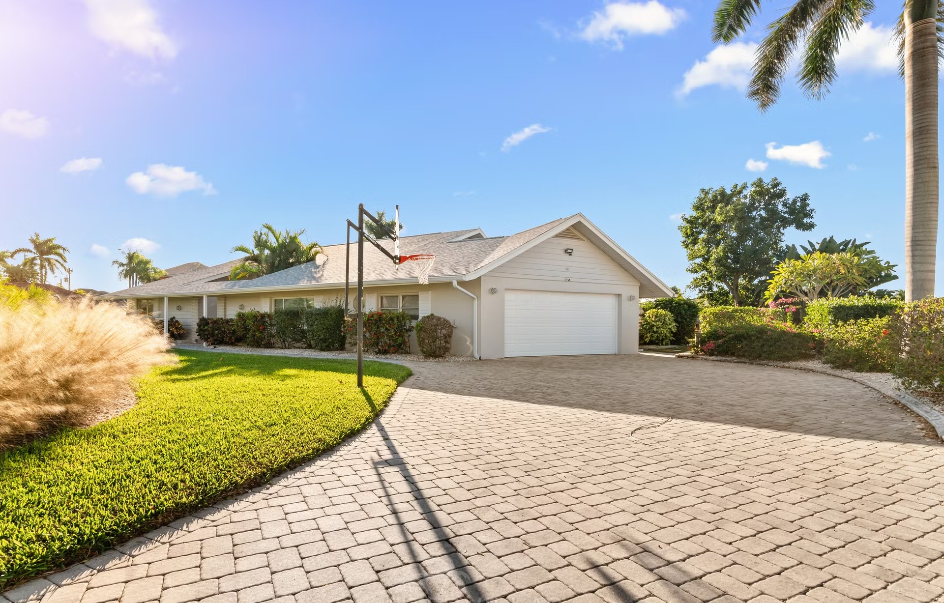 Bootsdock am Kanal mit Tiki-Hut und Sitzbereich.