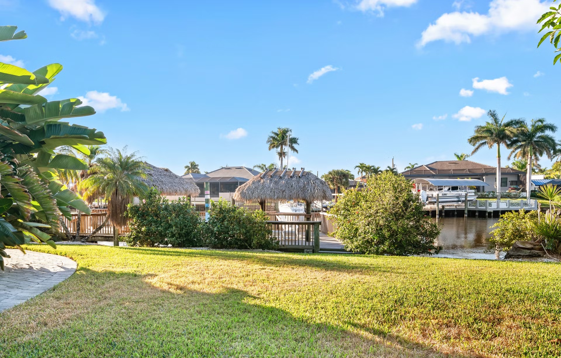 Bootsdock am Kanal mit Tiki Hut und Sitzbereich.