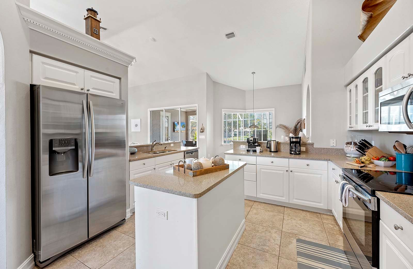 Überdachte Lanai mit Sitzbereich und Blick auf den Kanal.