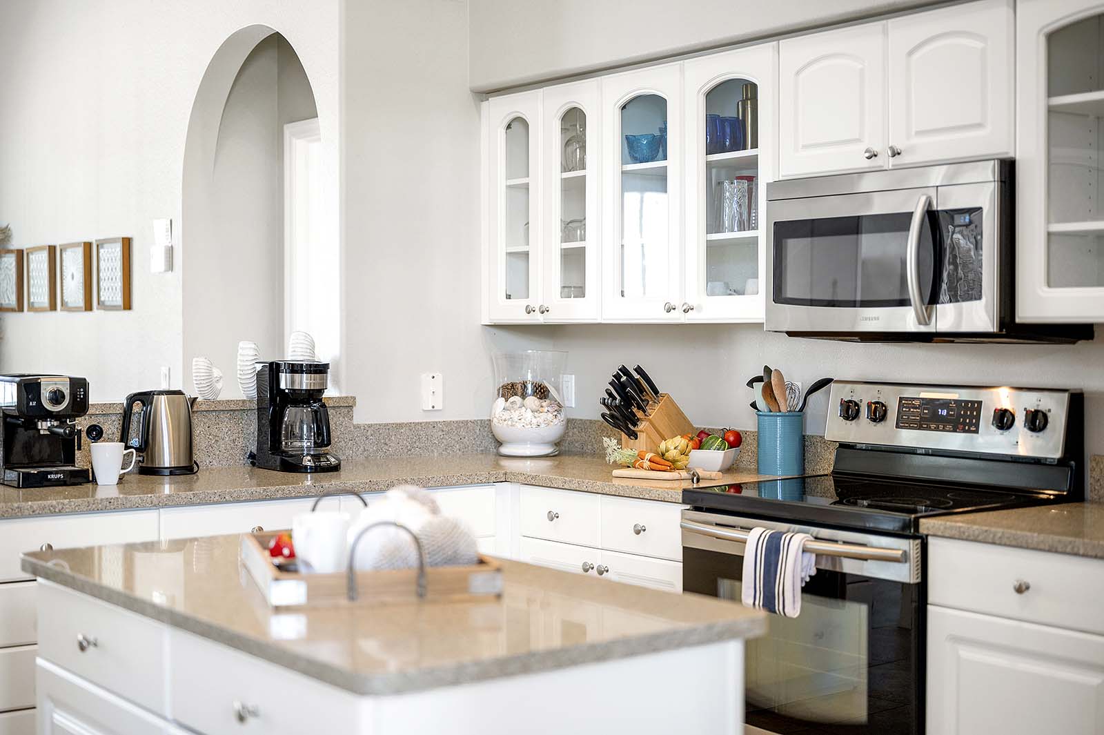 Lanai mit Sitzbereich und Blick auf den Kanal.