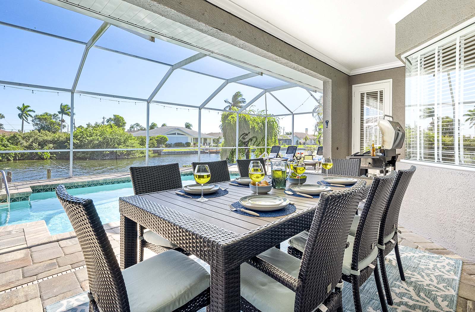 Lanai mit Sitzbereich und Blick auf den Kanal.