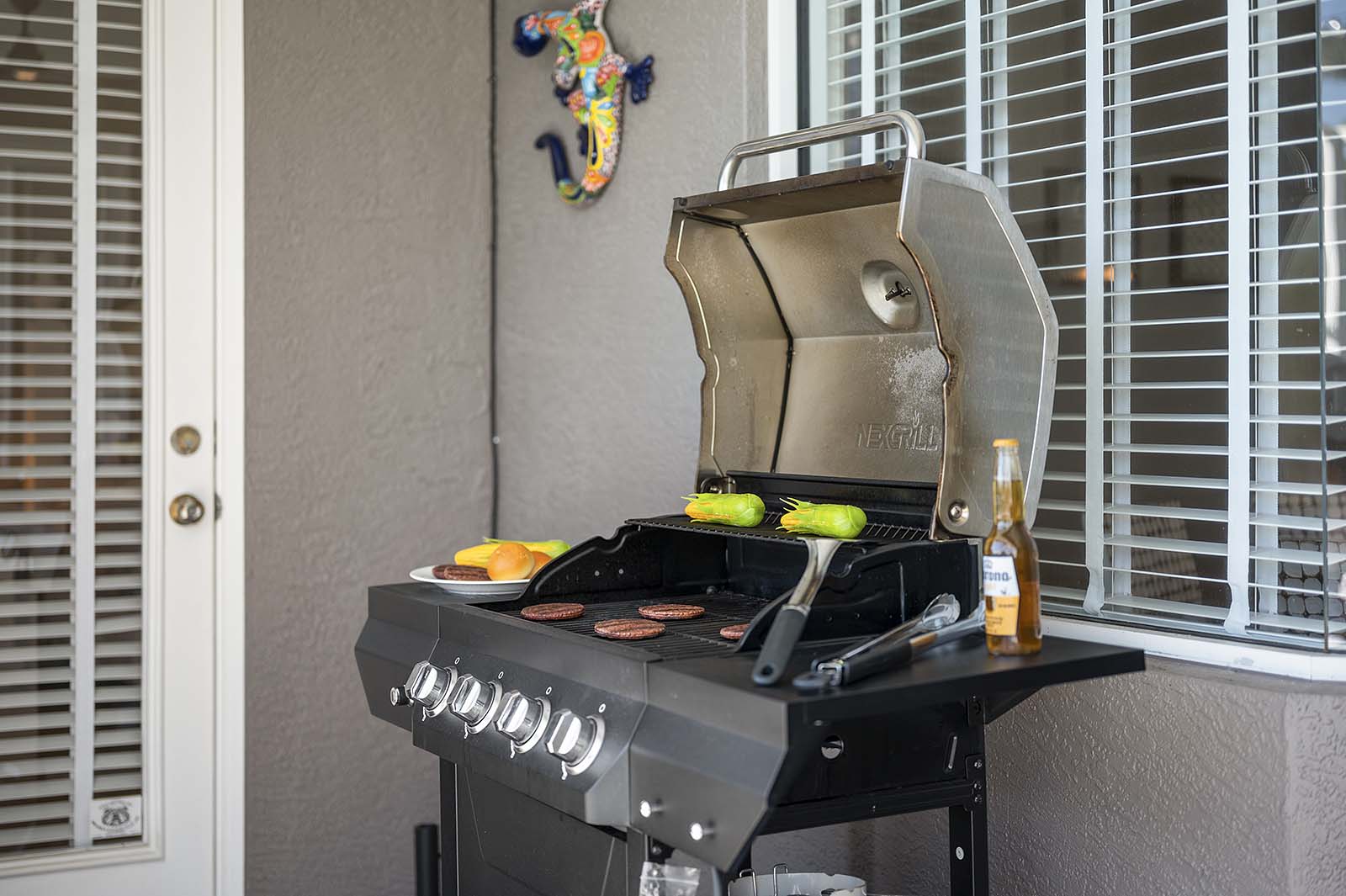 Lanai mit Sitzbereich und Blick auf den Kanal.