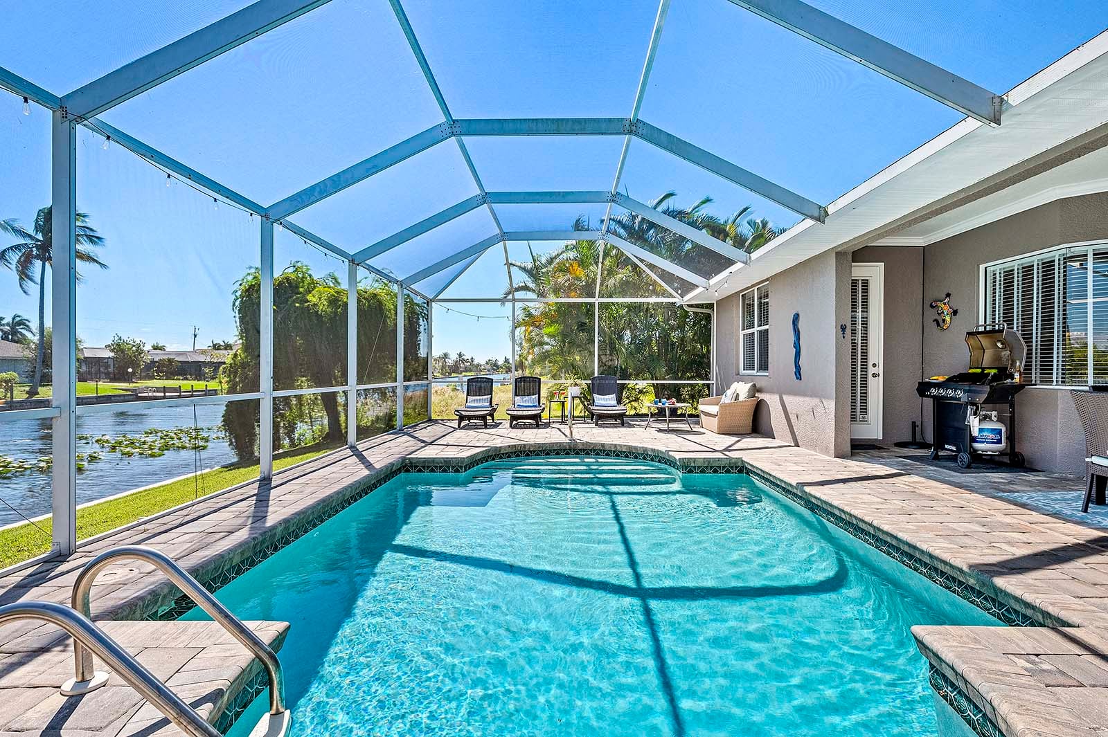 Terrasse am Kanal mit privatem Bootsdock und Sitzbereich.