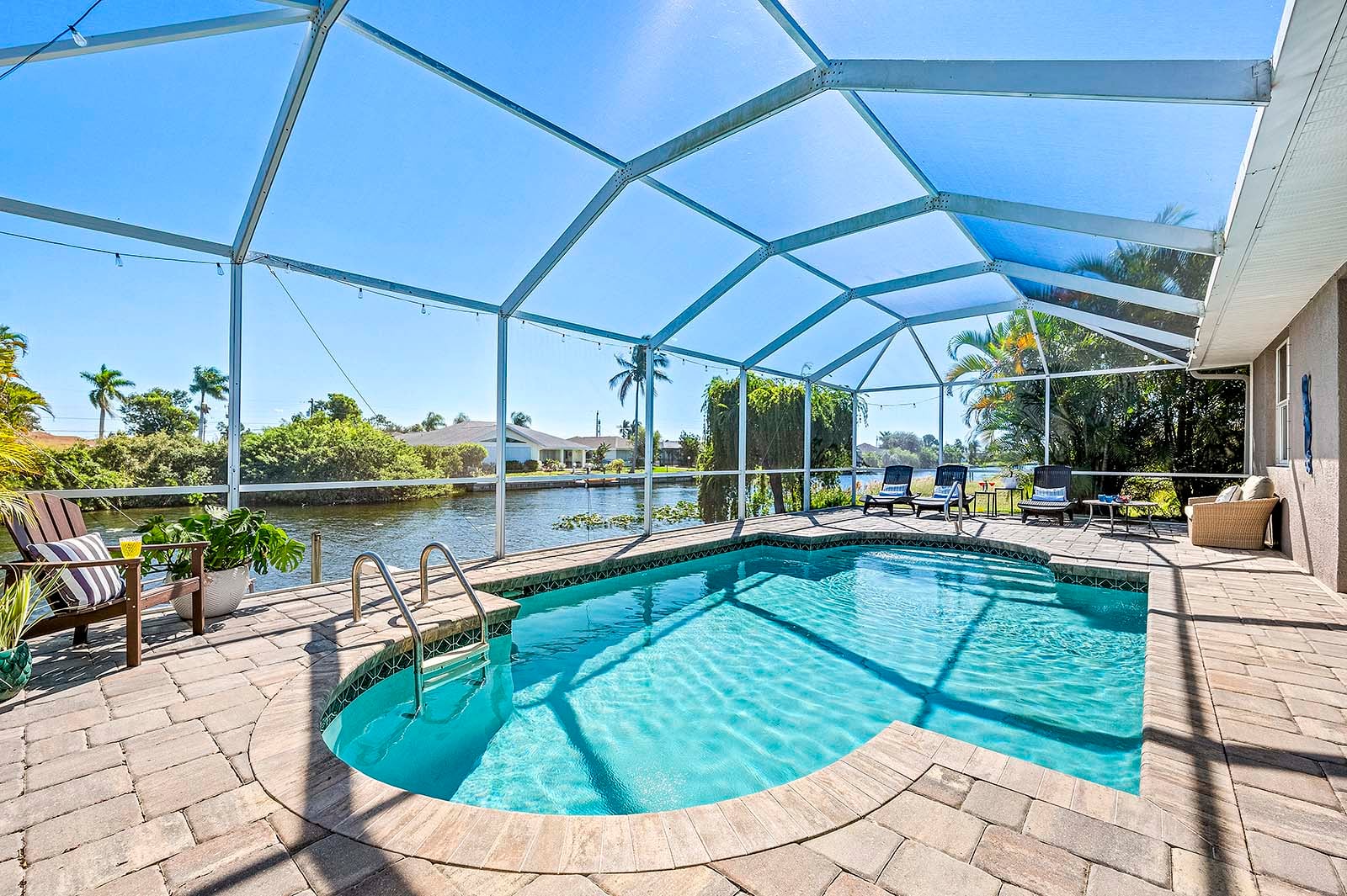 Überdachte Lanai mit Sitzbereich und Blick auf den Kanal.