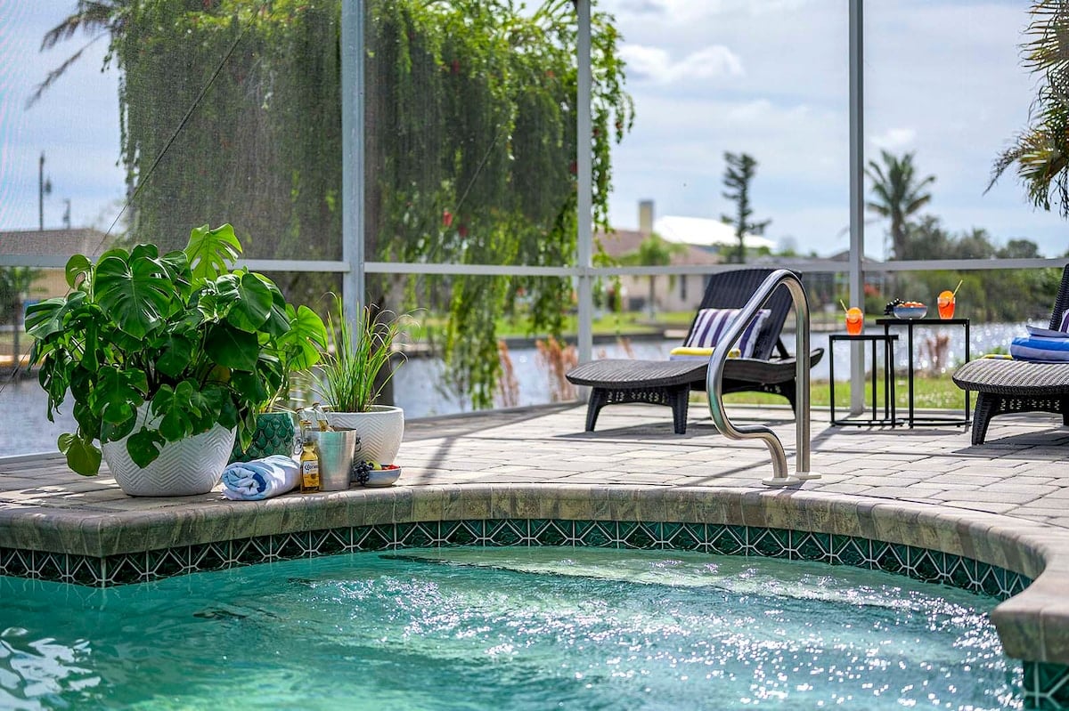 Überdachte Lanai mit Terrasse und Grillbereich am Kanal.