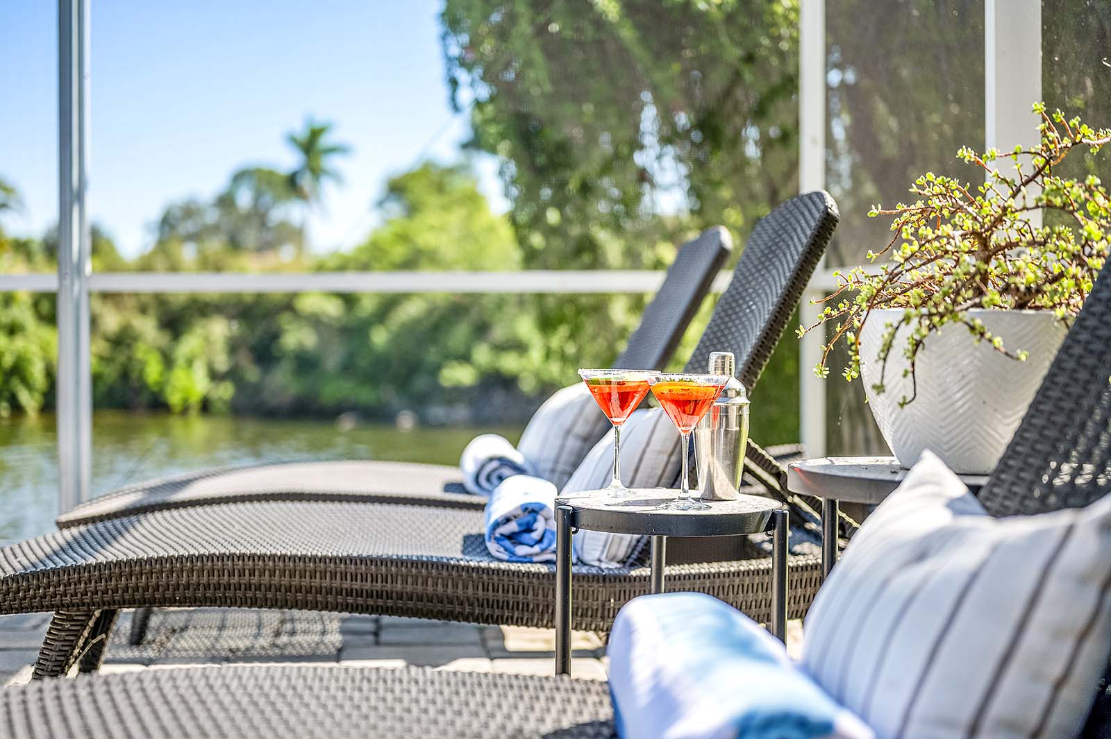 Überdachte Lanai mit Sitzbereich und Blick auf den Kanal.