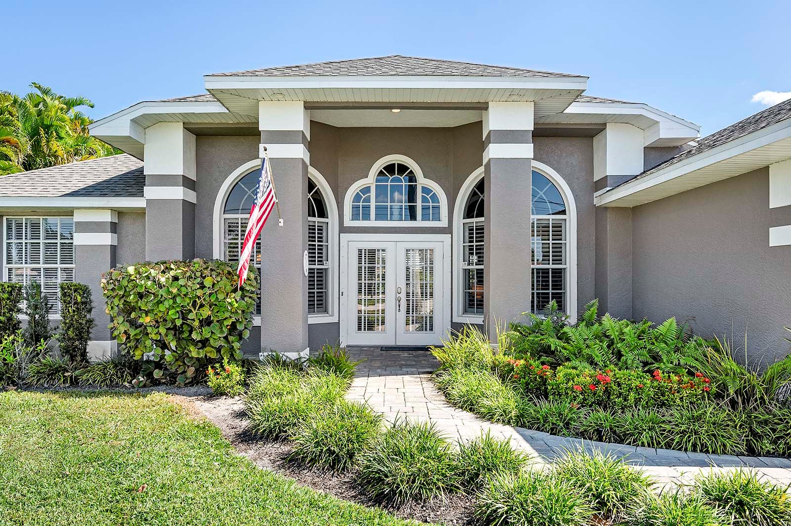 Privater Bootsanleger am Kanal mit Blick aufs Wasser.