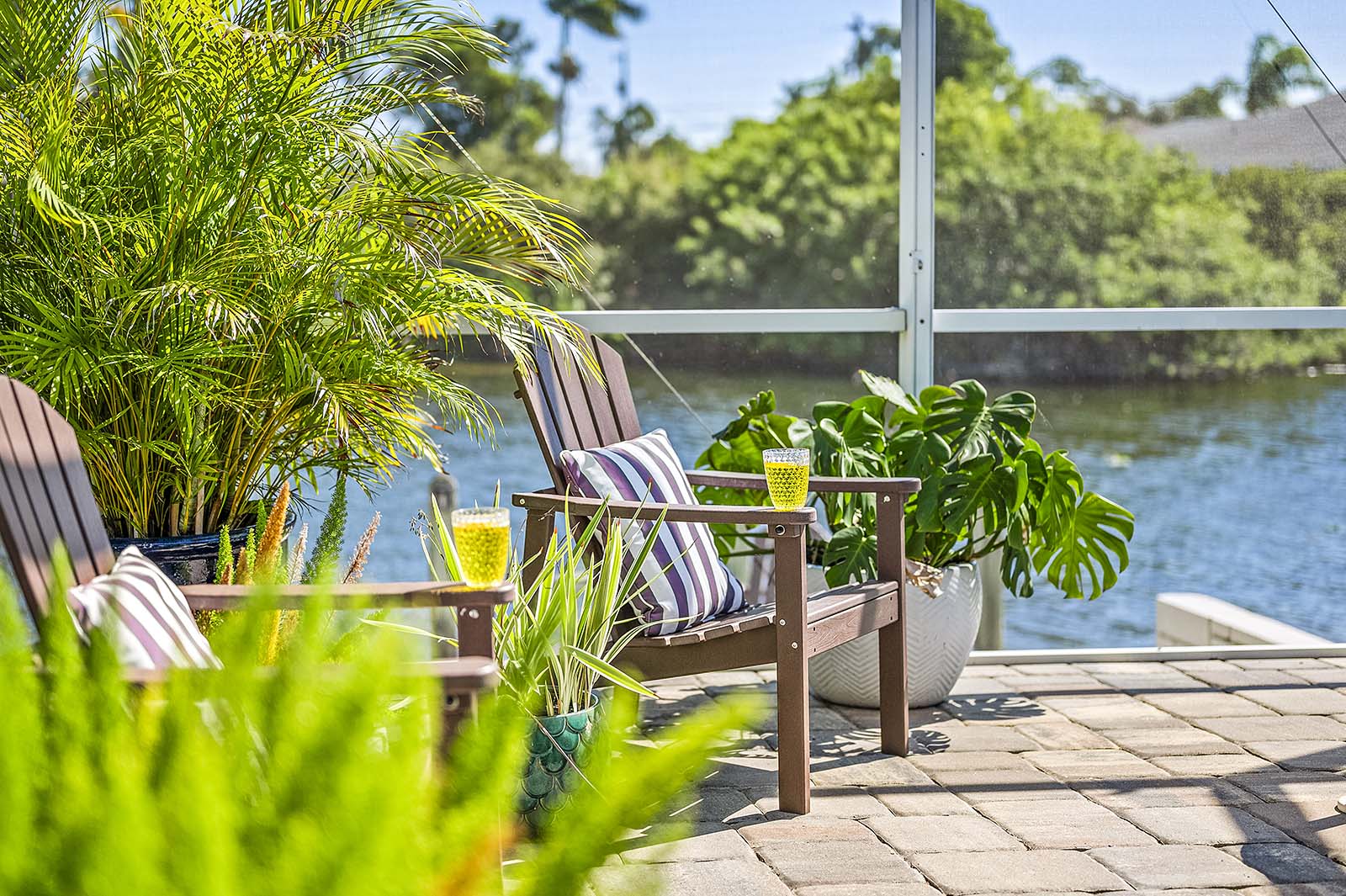 Terrasse am Kanal mit privatem Bootsdock und Sitzbereich.