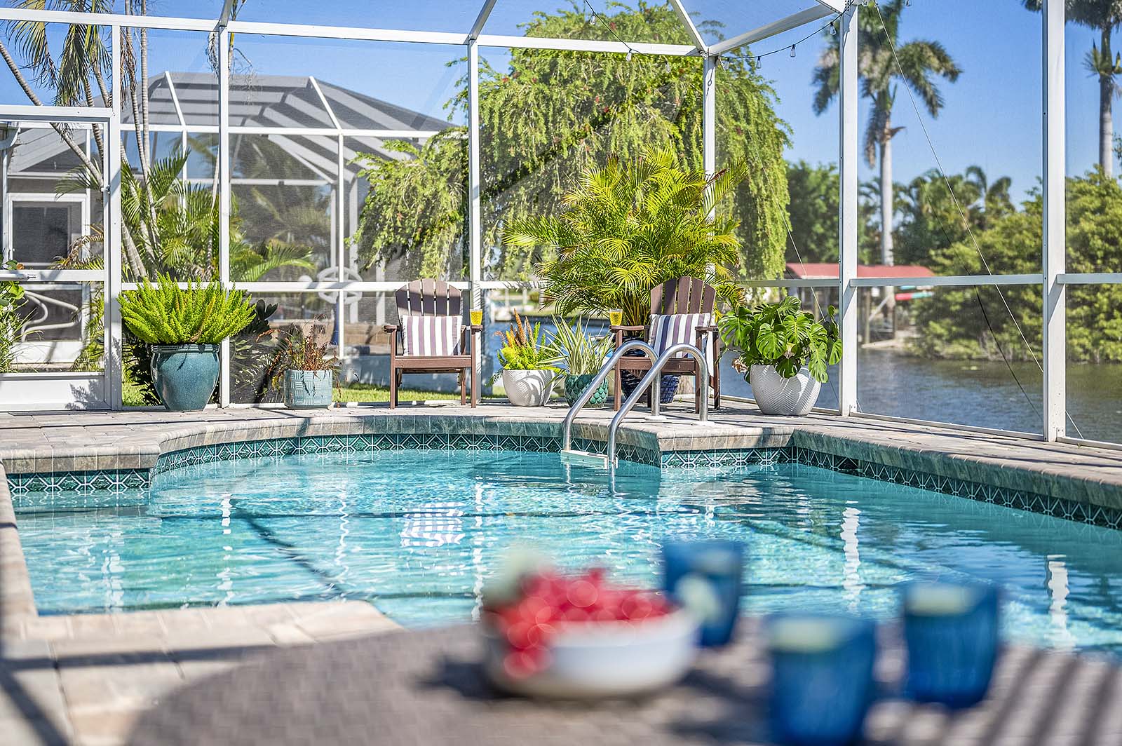 Lanai mit Sitzbereich und Blick auf den Kanal.