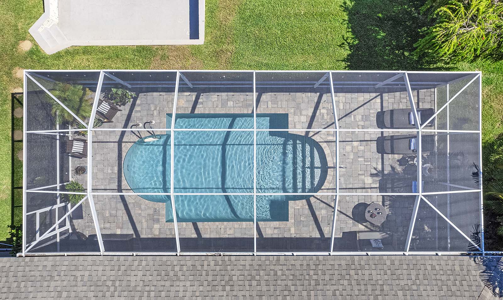 Lanai mit Sitzbereich und Blick auf den Kanal.