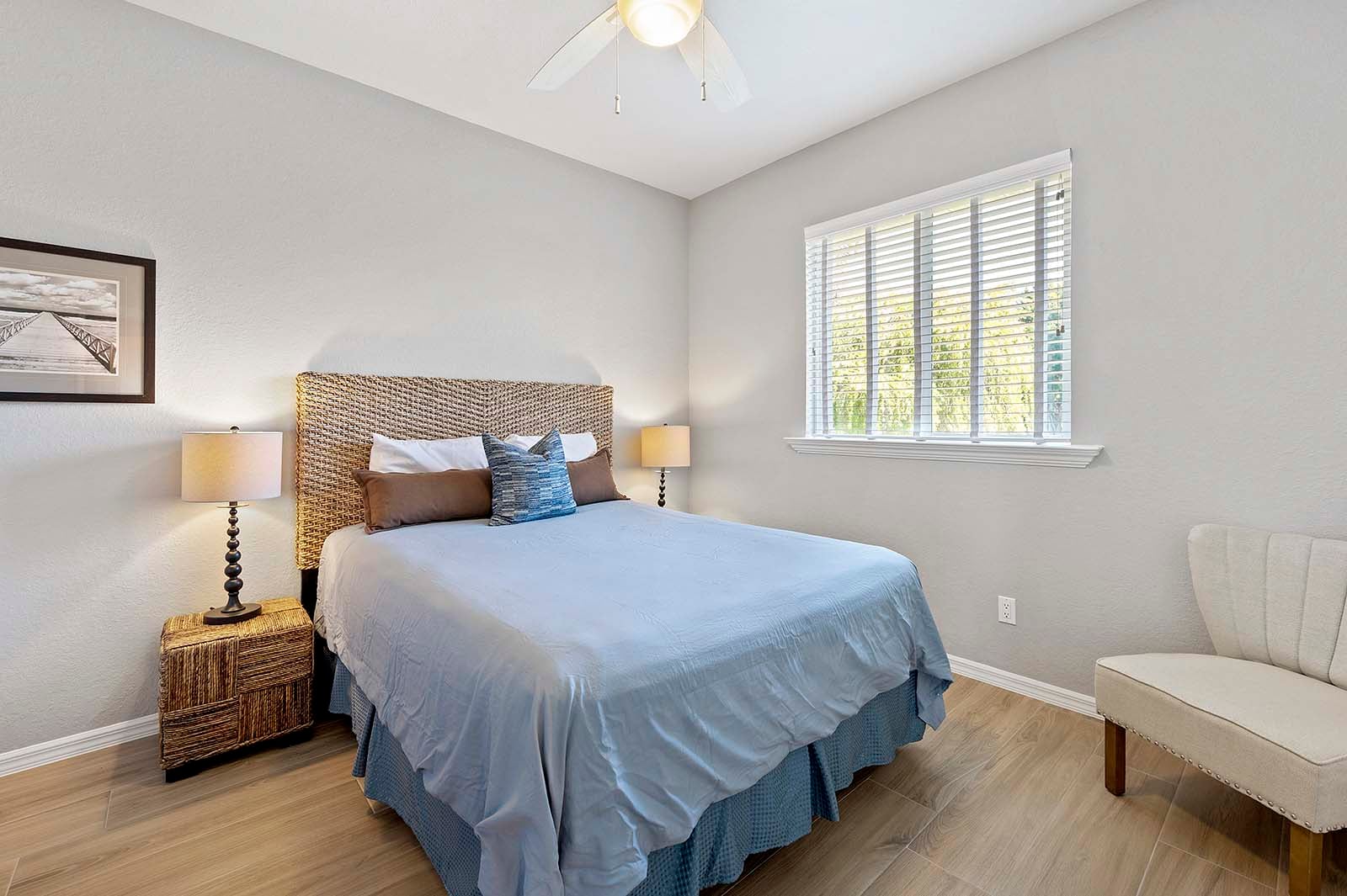 Lanai mit Sitzbereich und Blick auf den Kanal.