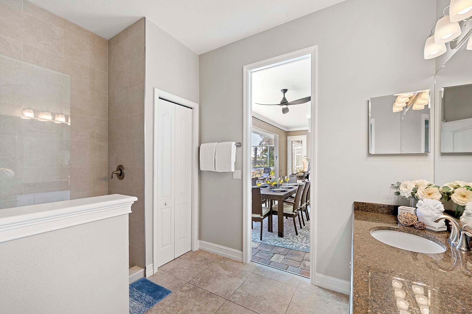 Überdachte Lanai mit Sitzbereich und Blick auf den Kanal.