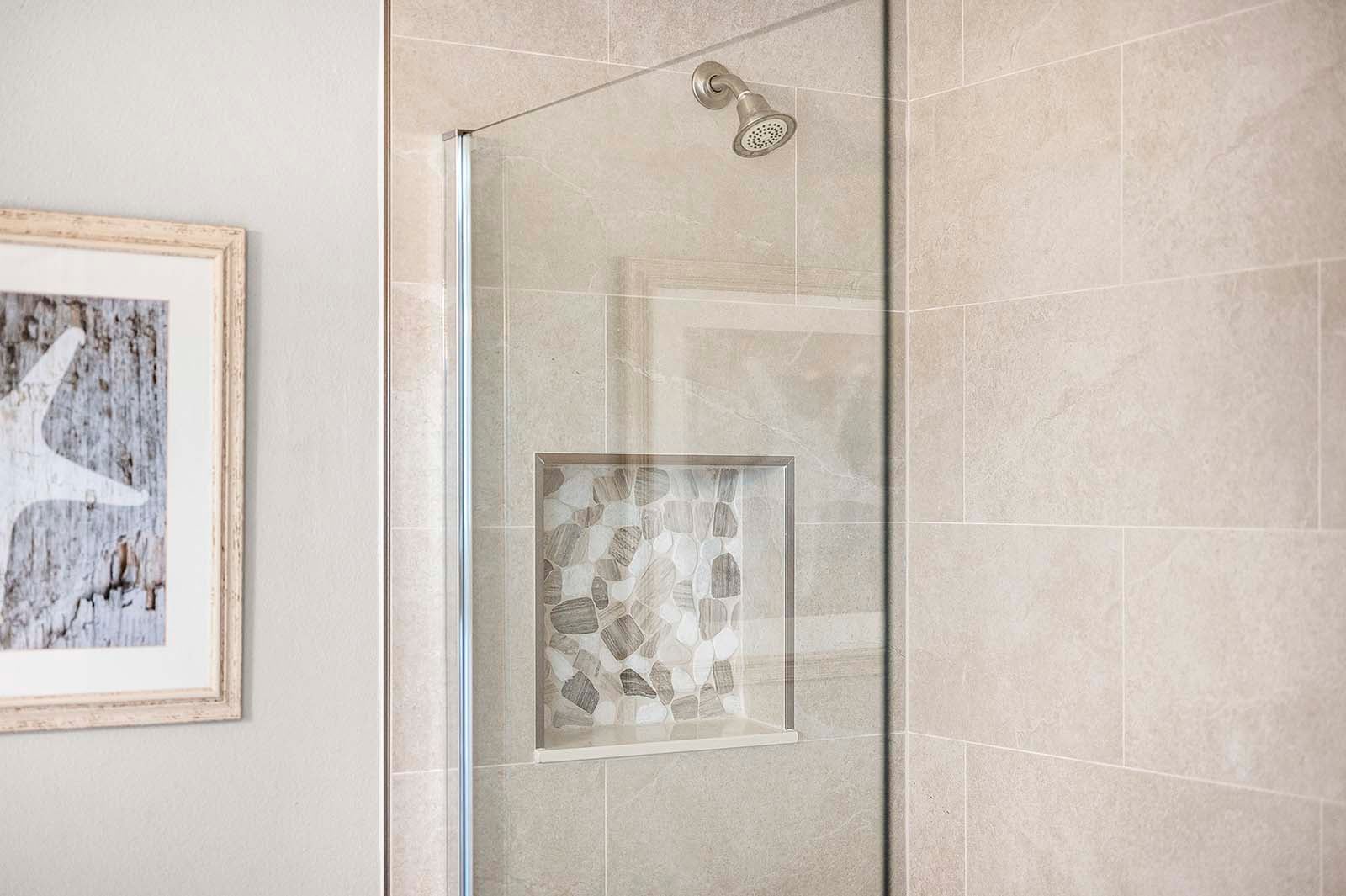 Überdachte Lanai mit Sitzbereich und Blick auf den Kanal.