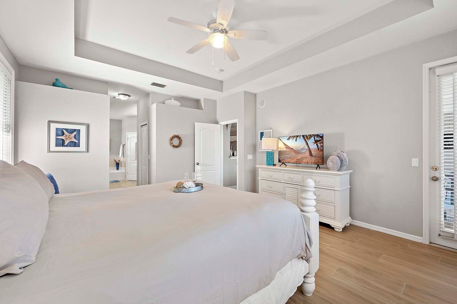 Überdachte Lanai mit Sitzbereich und Blick auf den Kanal.