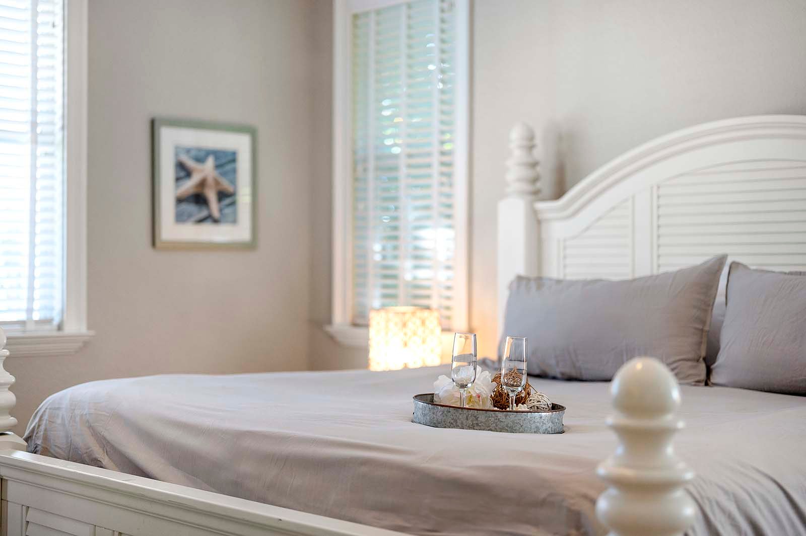 Terrasse am Kanal mit privatem Bootsdock und Sitzbereich.