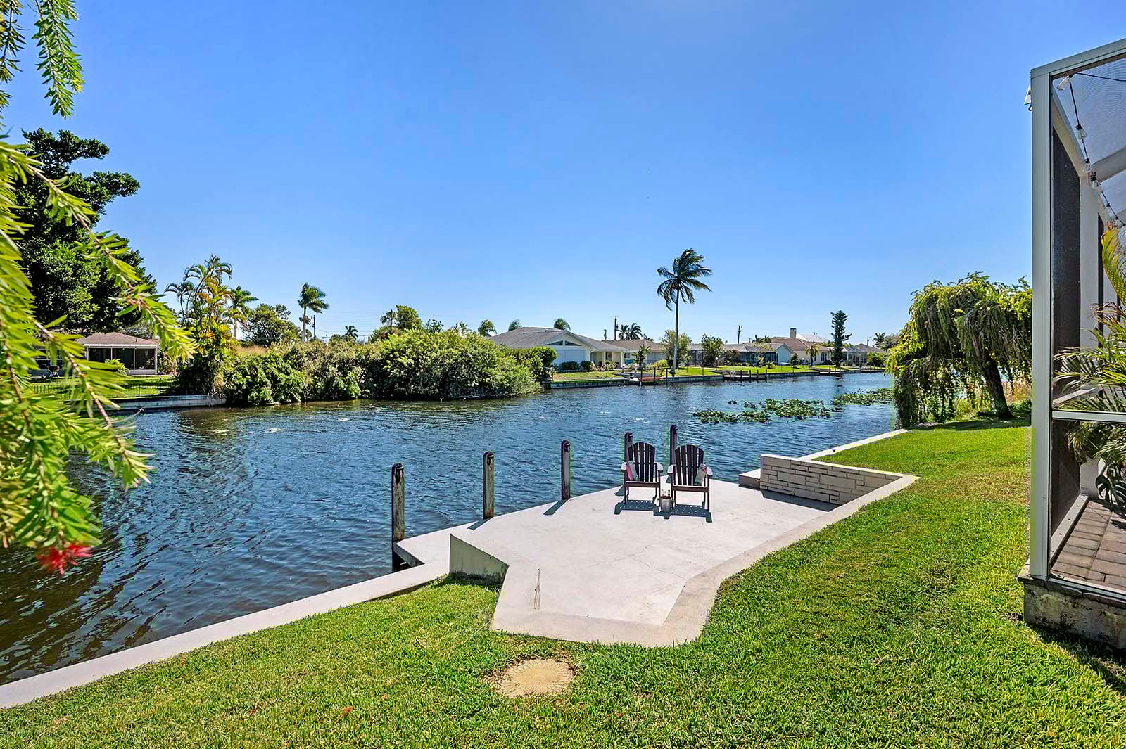 Terrasse am Kanal mit privatem Bootsdock und Sitzbereich.