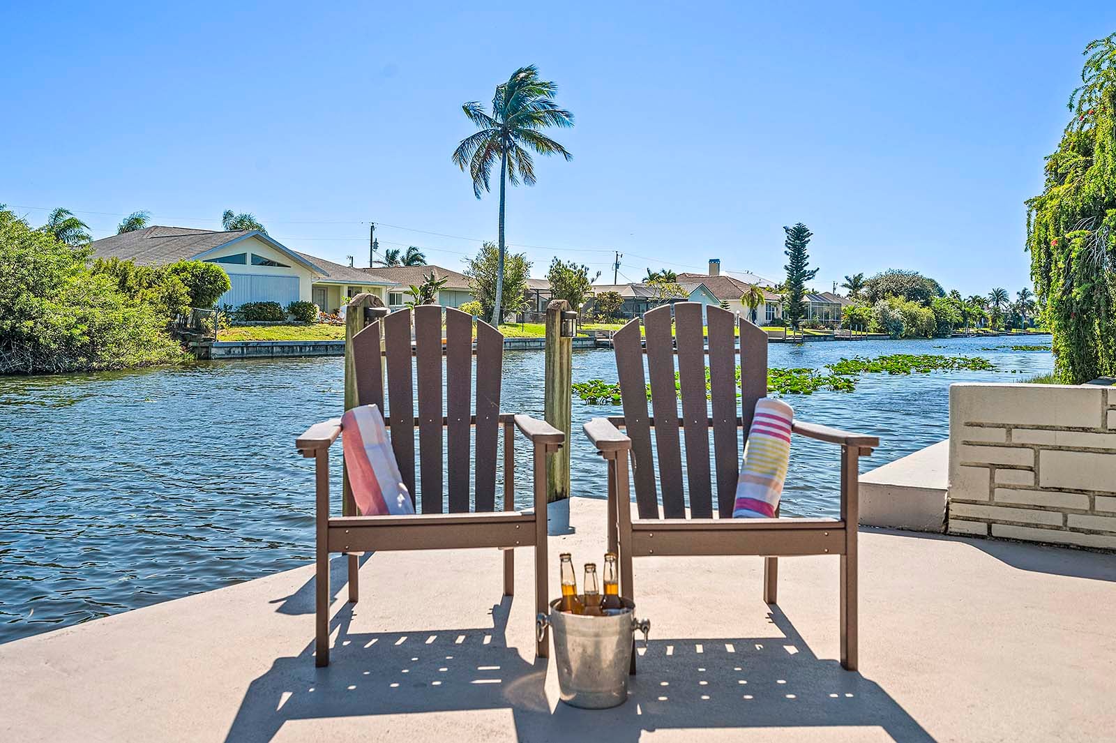Terrasse am Kanal mit Sitzbereich und privatem Bootsdock.