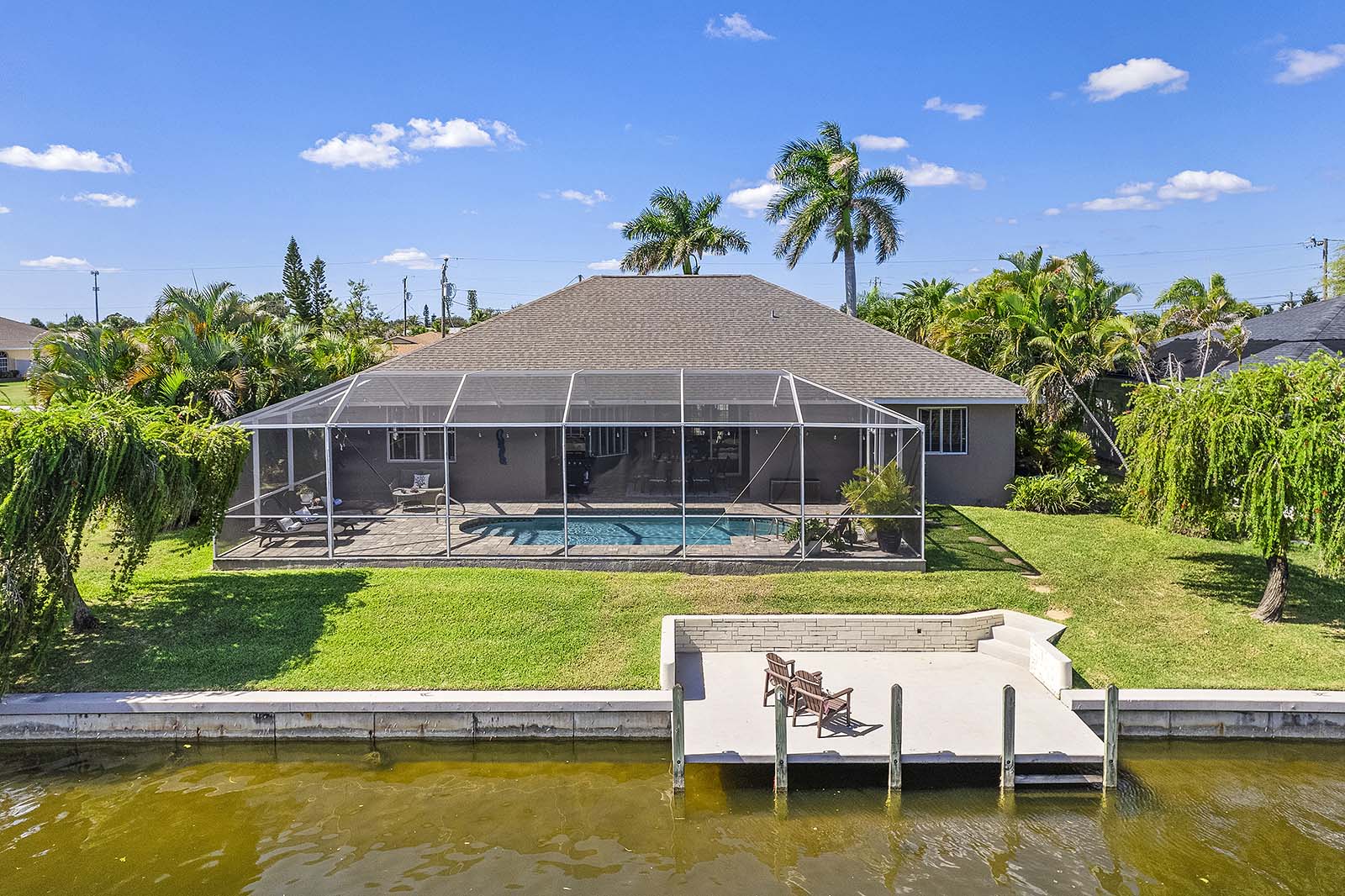 Terrasse am Kanal mit privatem Bootsdock und Sitzbereich.
