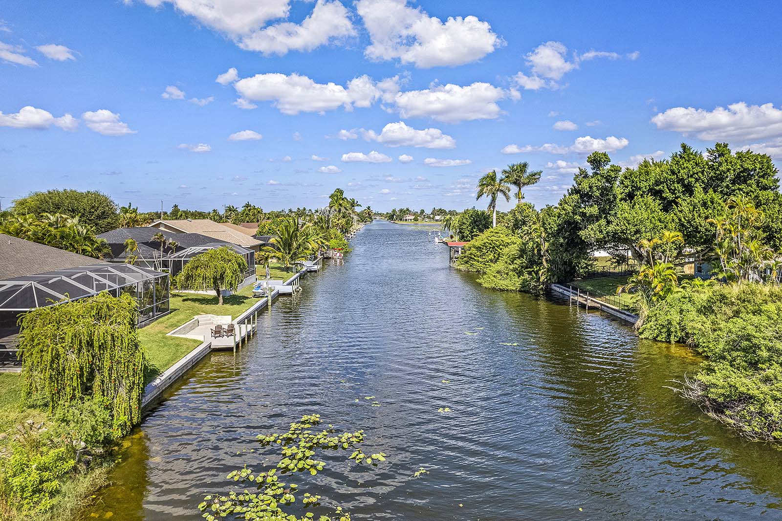 Überdachte Lanai mit Sitzbereich und Blick auf den Kanal.