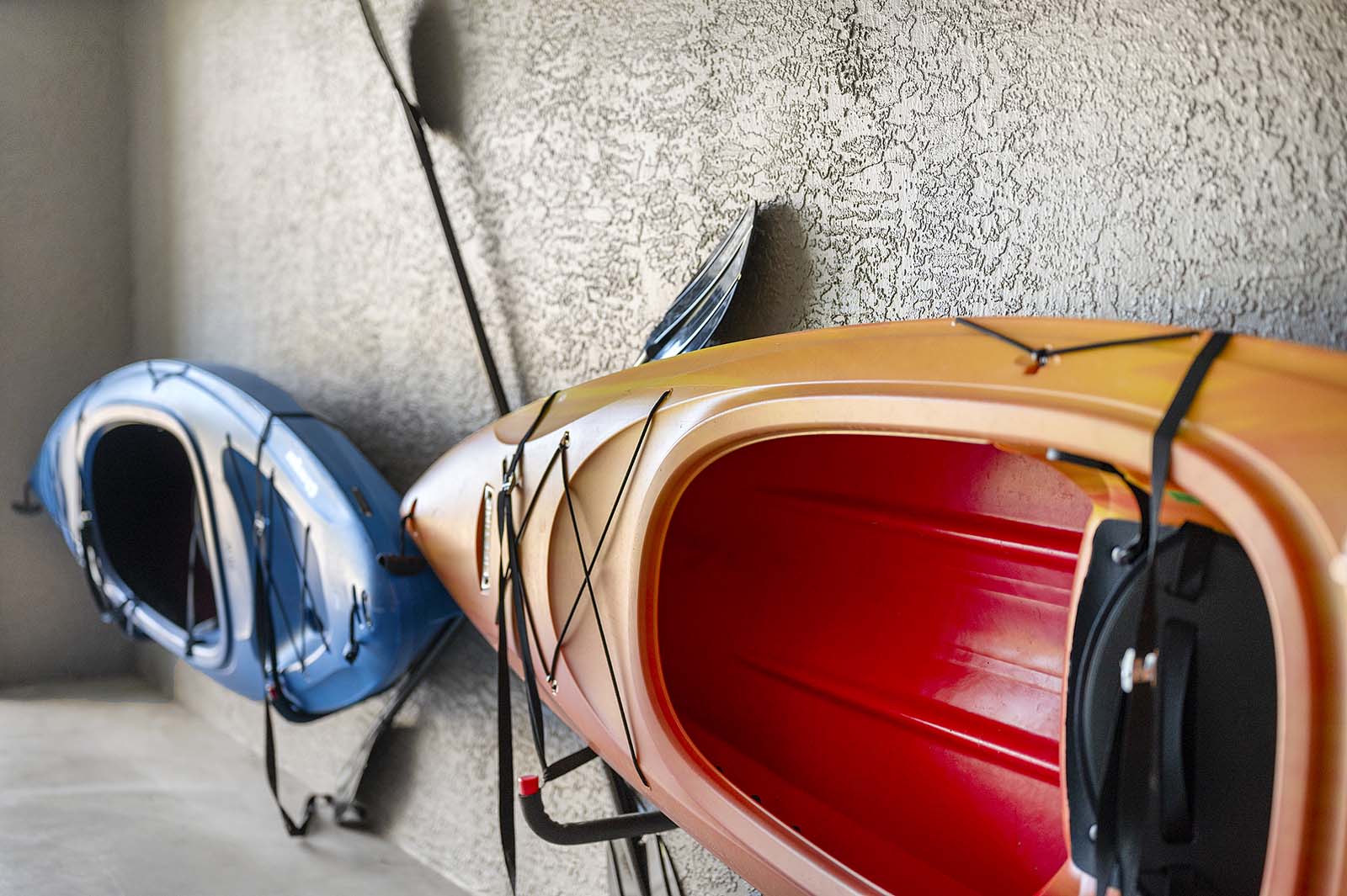 Überdachte Lanai mit Sitzbereich und Blick auf den Kanal.
