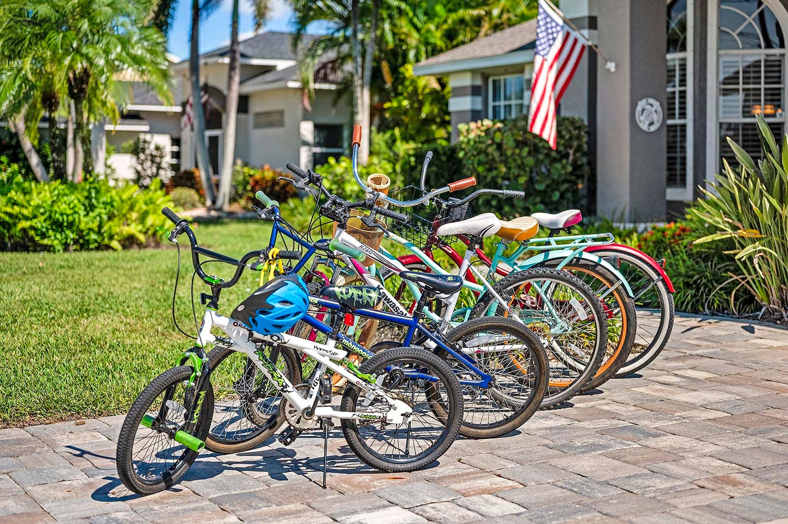 Überdachte Lanai mit Sitzbereich und Blick auf den Kanal.
