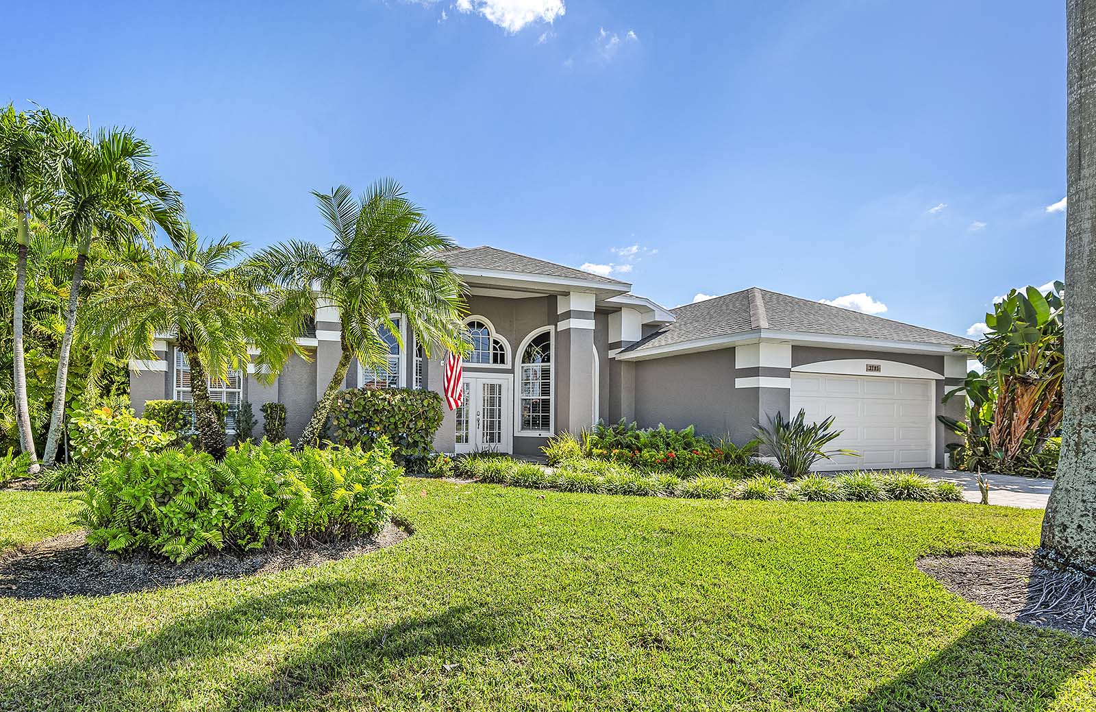 Lanai mit Terrasse und Grillbereich am Kanal.