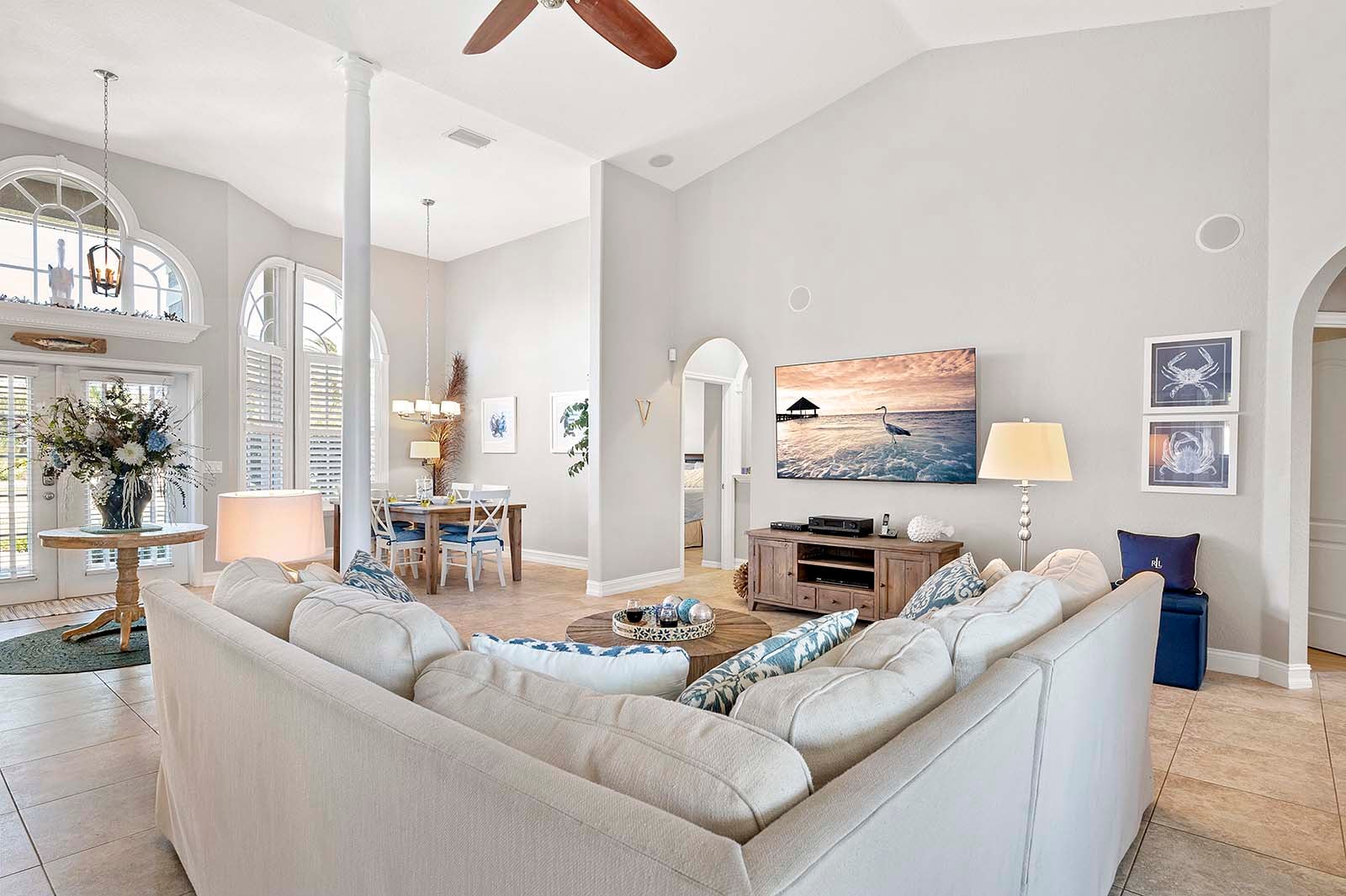 Lanai mit Sitzbereich und Blick auf den Kanal.