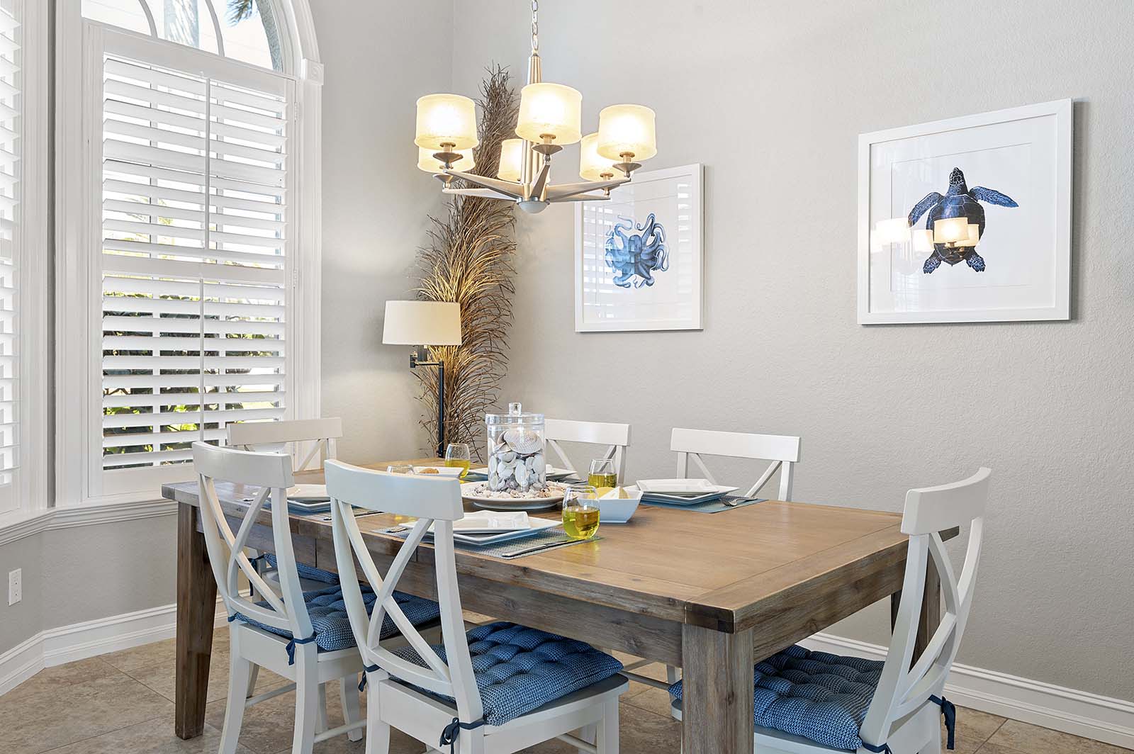 Lanai mit Sitzbereich und Blick auf den Kanal.