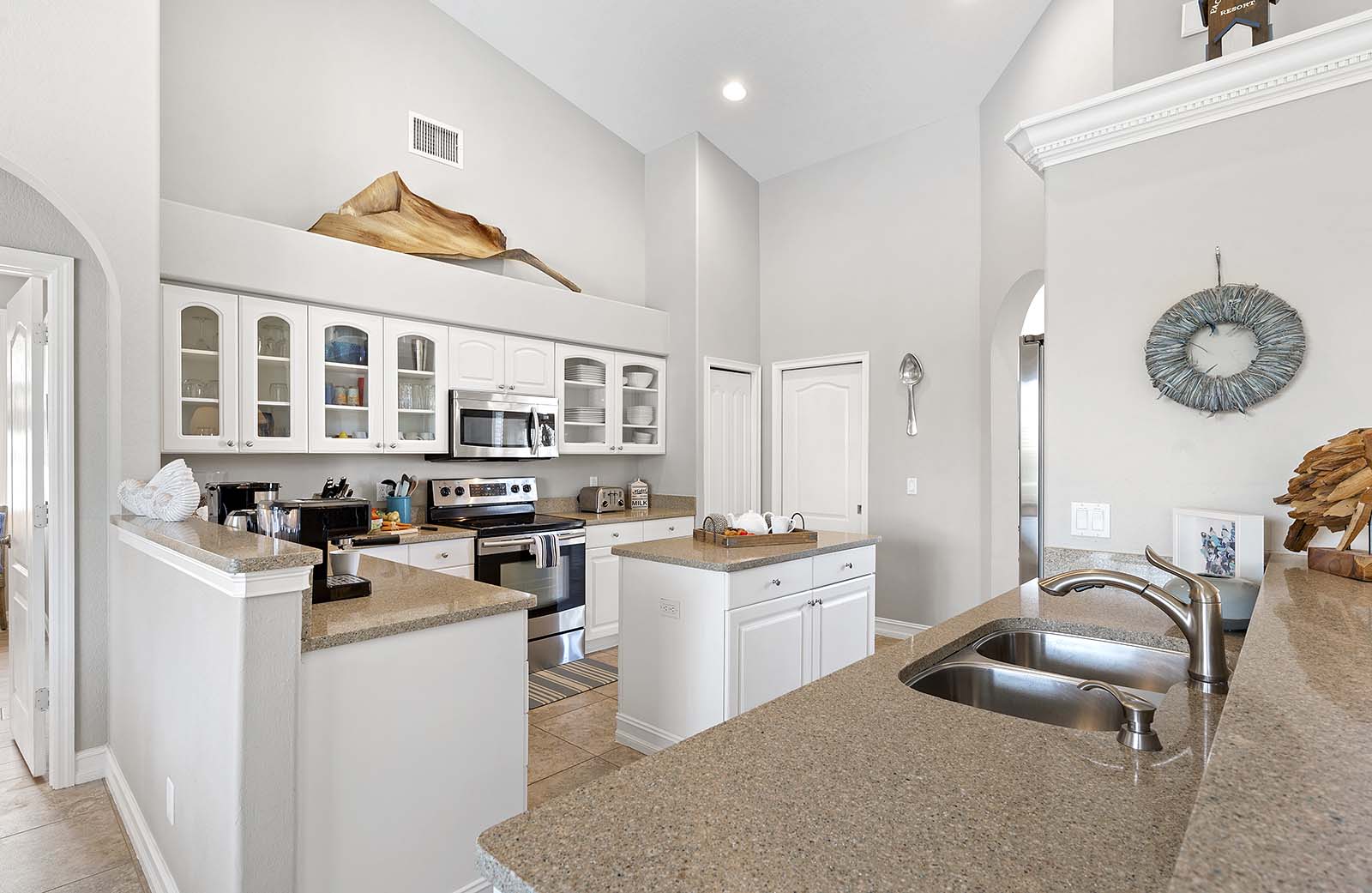 Lanai mit Sitzbereich und Blick auf den Kanal.