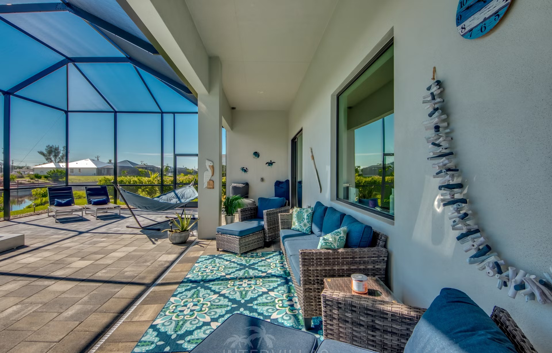 Salzwasserpool mit Spa/Jacuzzi, Sonnenliegen und Grillbereich am Kanal.