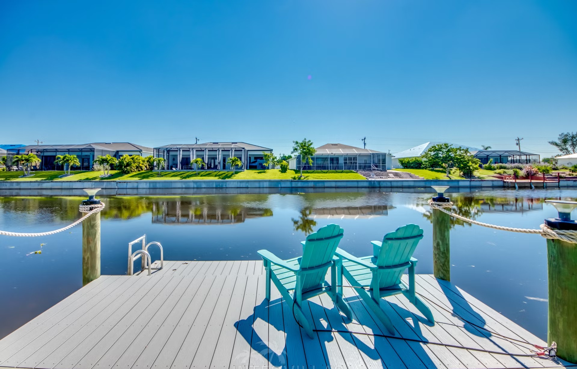 Salzwasserpool mit Spa/Jacuzzi, Sonnenliegen und Grillbereich am Kanal.
